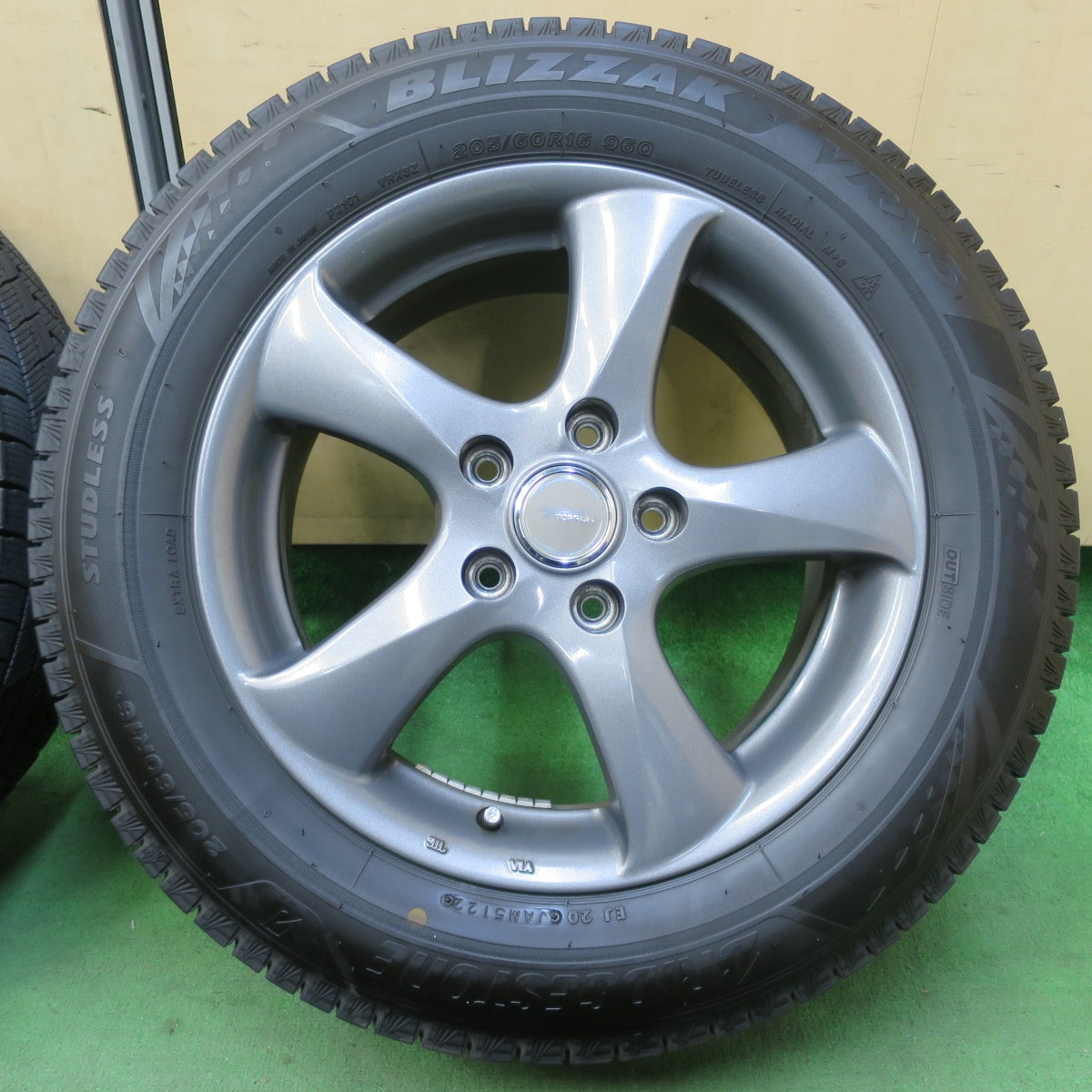 バリ溝!22年!9.5分★スタッドレス 205/60R16 ブリヂストン ブリザック VRX3 TOPRUN トップラン 16インチ PCD114.3/5H★5070603イス