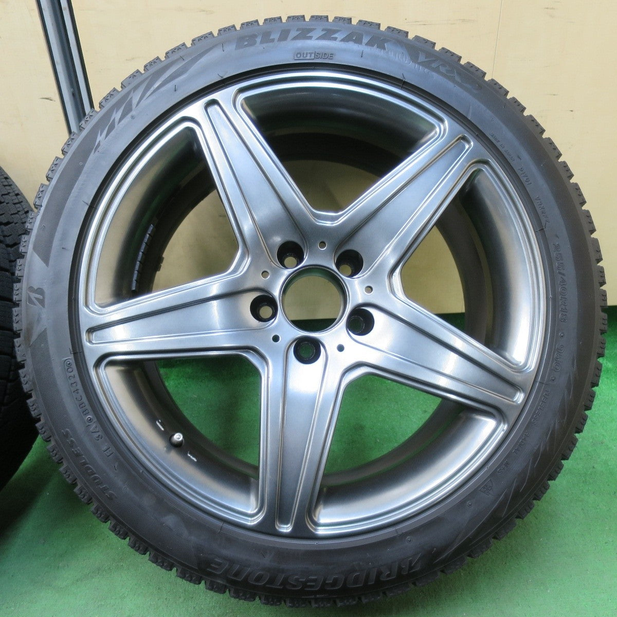 バリ溝!8.5分★ベンツ 等 AGA Burg 255/40R18 スタッドレス ブリヂストン ブリザック VRX2 VRX 18インチ PCD112/5H★5021115イス