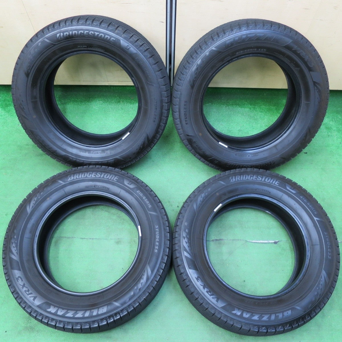 バリ溝 22年 9分★スタッドレス 215/65R16 ブリヂストン ブリザック VRX3 16インチ アルファード ヴェルファイア等★4082714イス
