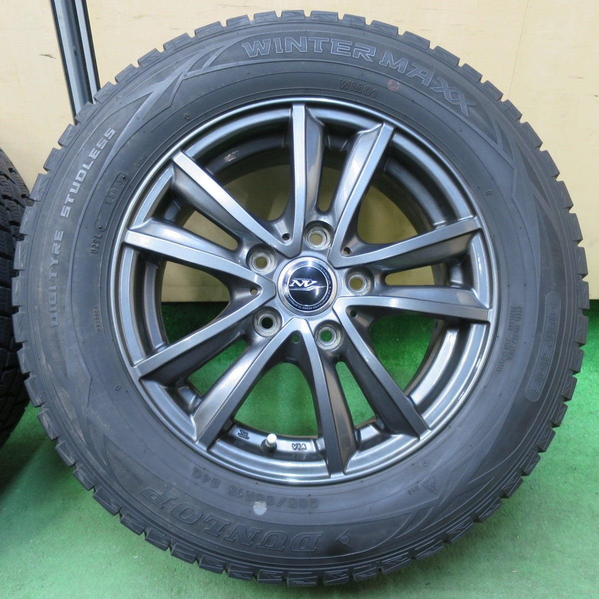 バリ溝!9分★スタッドレス 205/65R15 ダンロップ ウインターマックス WM01 NIRVANA NV ニルバーナ ニルヴァーナ 15インチ PCD114.3/5H★5012707イス