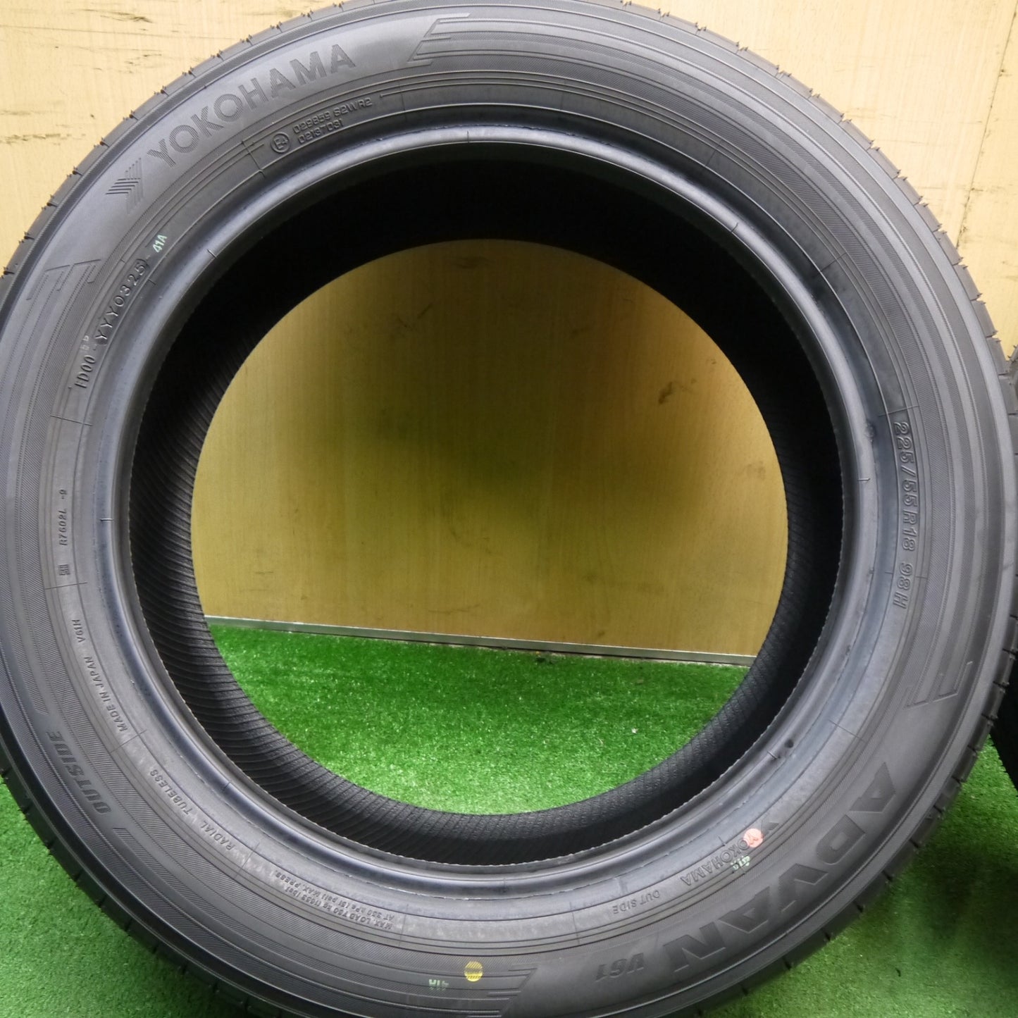 新車外し!25年★225/55R18 ヨコハマ アドバン V61 タイヤ 18インチ レクサス LBX エクストレイル フォレスター デリカD:5 等★5062306Hノタ