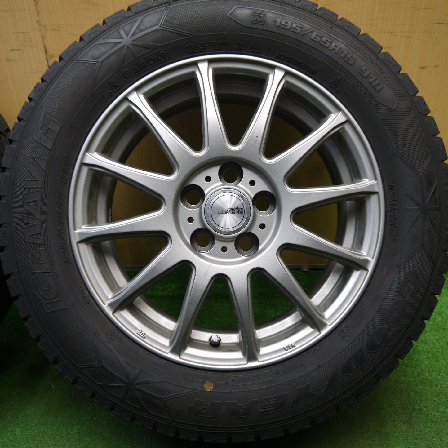 バリ溝!キレイ!ほぼ10分★プリウス 等 195/65R15 スタッドレス グッドイヤー アイスナビ6 ravrion LUMIERE ラブリオン 15インチ PCD100/5H★5042801Hス