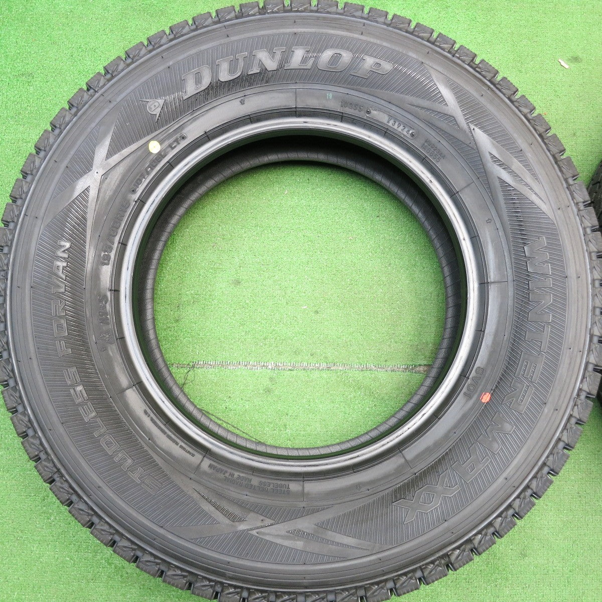 未使用!24年★スタッドレス 195/80R15 107/105L ダンロップ ウインターマックス SV01 タイヤ 15インチ ハイエース キャラバン 等★5051803HAスタ