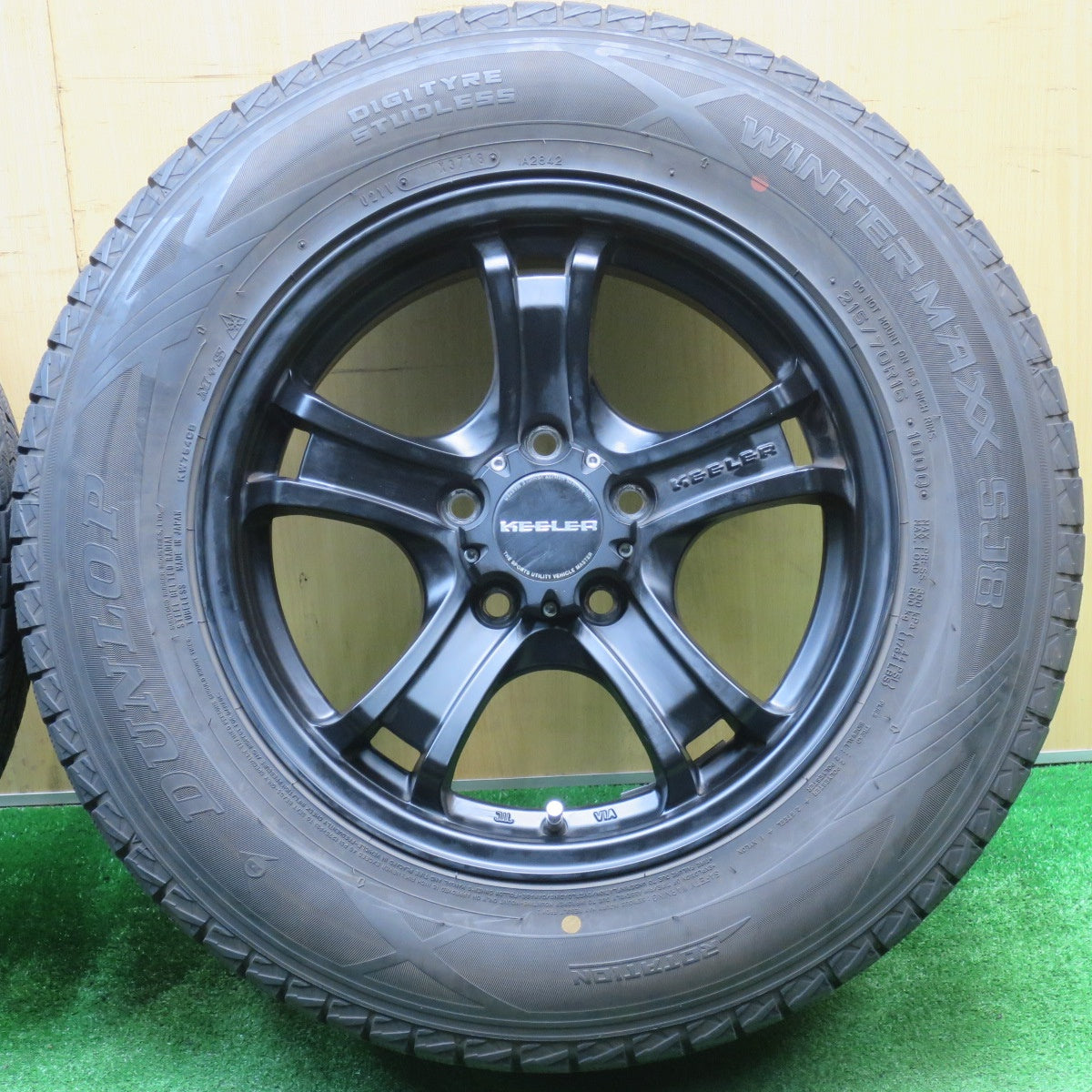 バリ溝!キレイ!9.5分★KEELER FORCE 215/70R16 スタッドレス ダンロップ ウインターマックス SJ8 キーラー フォース 16インチ PCD114.3/5H★5110701NJス