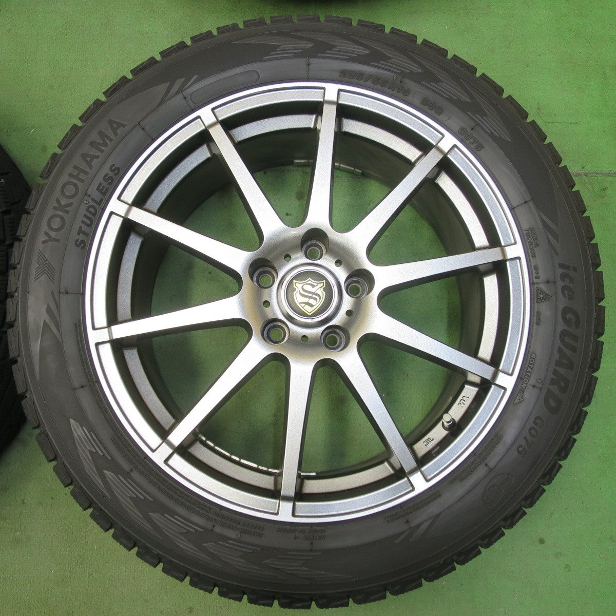 バリ溝!22年!キレイ!9.5分★スタッドレス 225/55R18 ヨコハマ アイスガード G075 社外 アルミ 18インチ PCD114.3/5H★5092605イス