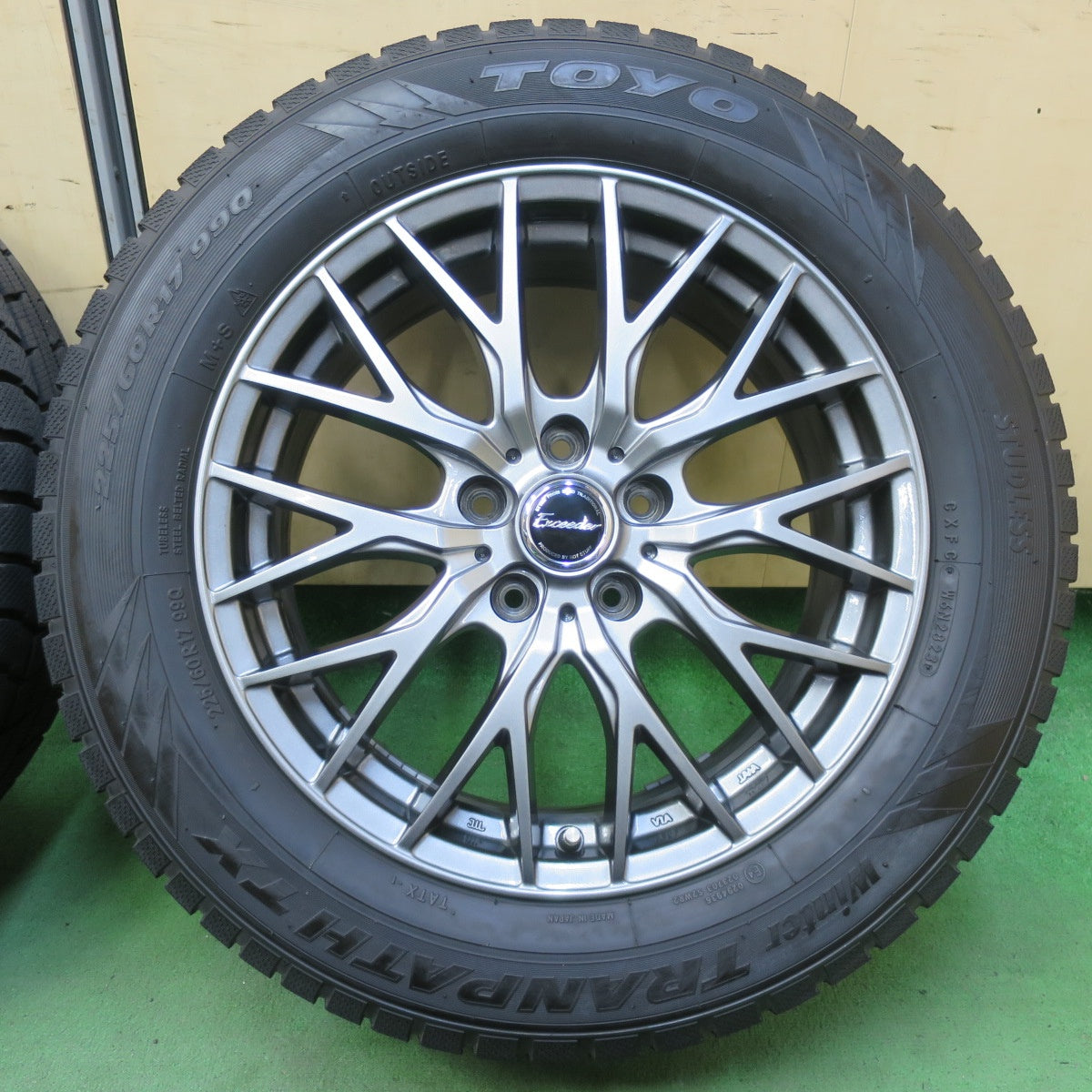 バリ溝!23年!キレイ!9.5分★スタッドレス 225/60R17 トーヨー ウインター トランパス TX Exceeder エクシーダー 17インチ PCD114.3/5H★5093010イス