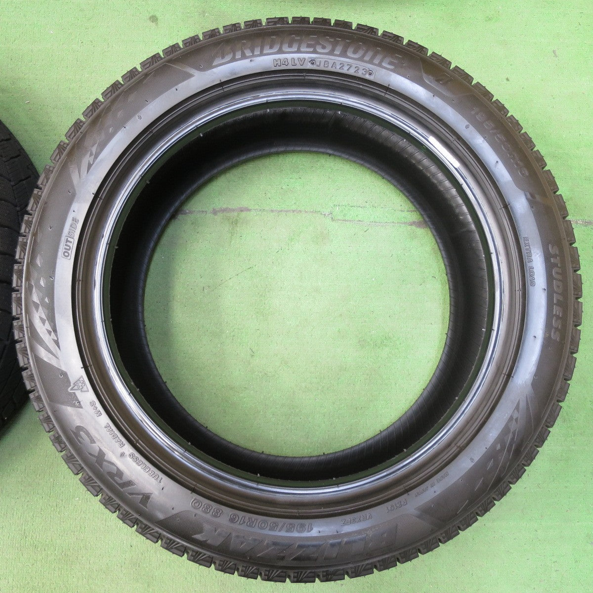 バリ溝!23年!9.5分以上★スタッドレス 195/50R16 ブリヂストン ブリザック VRX3 タイヤ 16インチ ロードスター スイフト 等★5051712イスタ