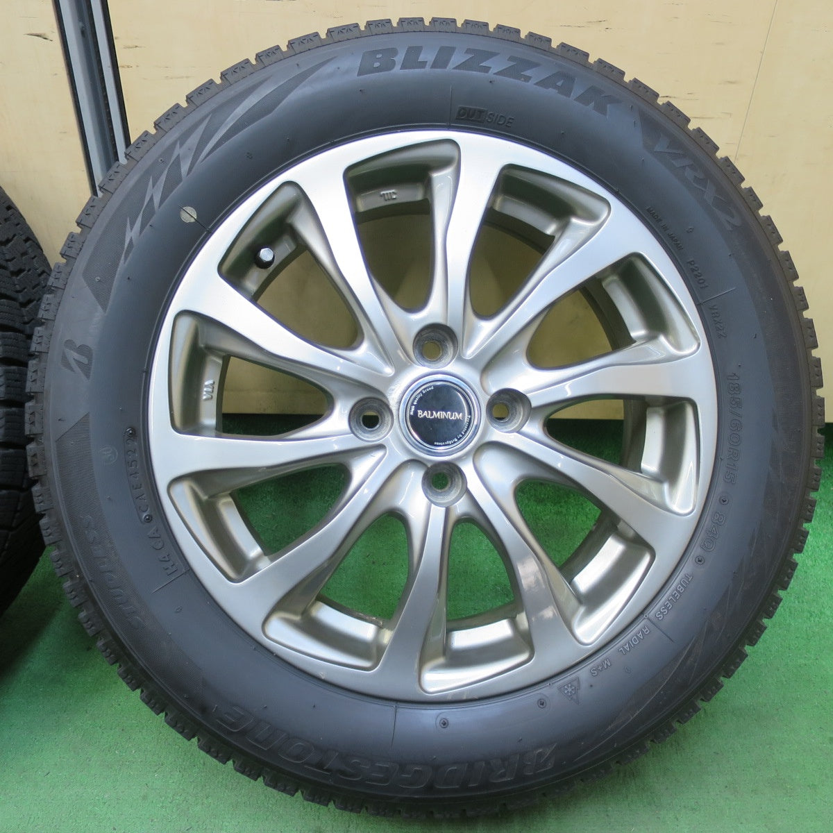 バリ溝!22年!8.5分★スタッドレス 185/60R15 ブリヂストン ブリザック VRX2 BALMINUM バルミナ 15インチ PCD100/4H★5042505イス