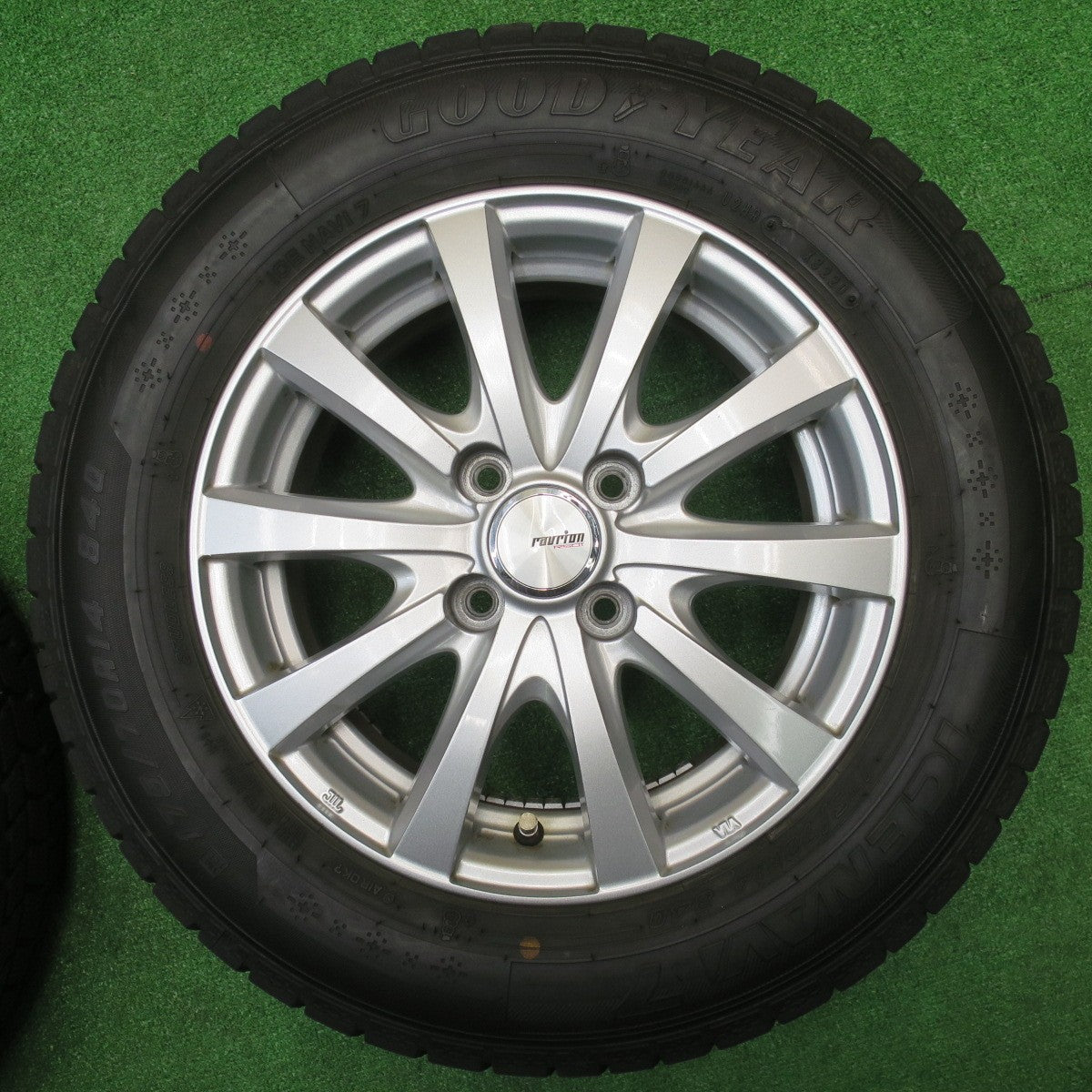 バリ溝!キレイ!9.5分★スタッドレス 175/70R14 グッドイヤー アイスナビ7 ravrion RS01 ラブリオン 14インチ PCD100/4H★5102804NJス