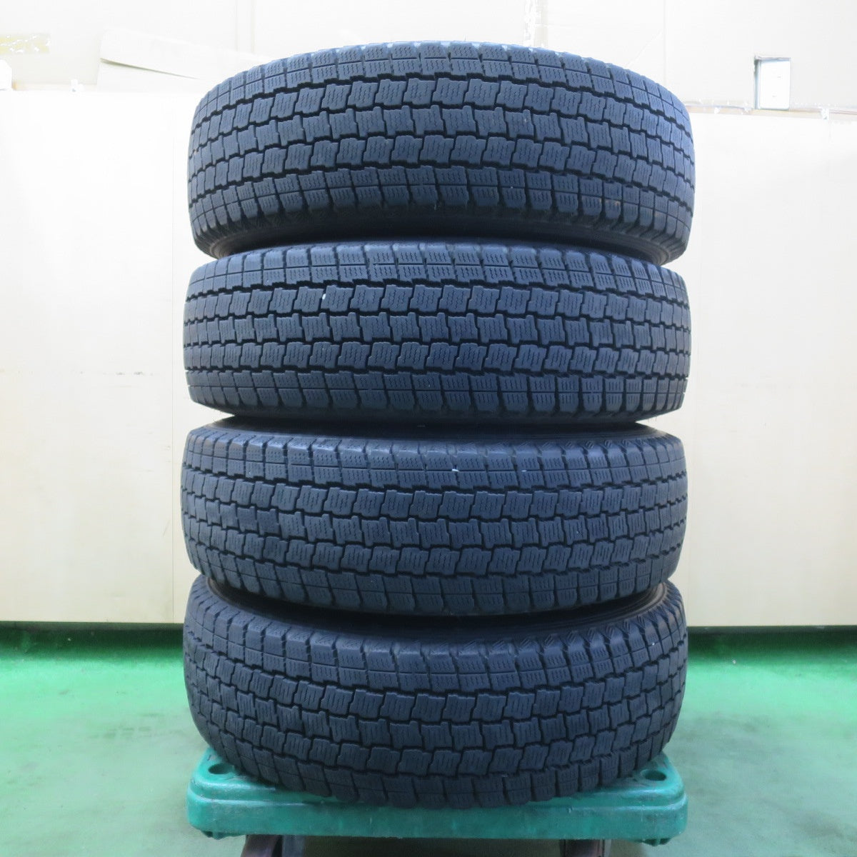 バリ溝!9分★KEELER FIELD 195/80R15 107/105L スタッドレス グッドイヤー アイスナビ CARGO キーラー フィールド 15インチ PCD139.7/6H★6042710イス