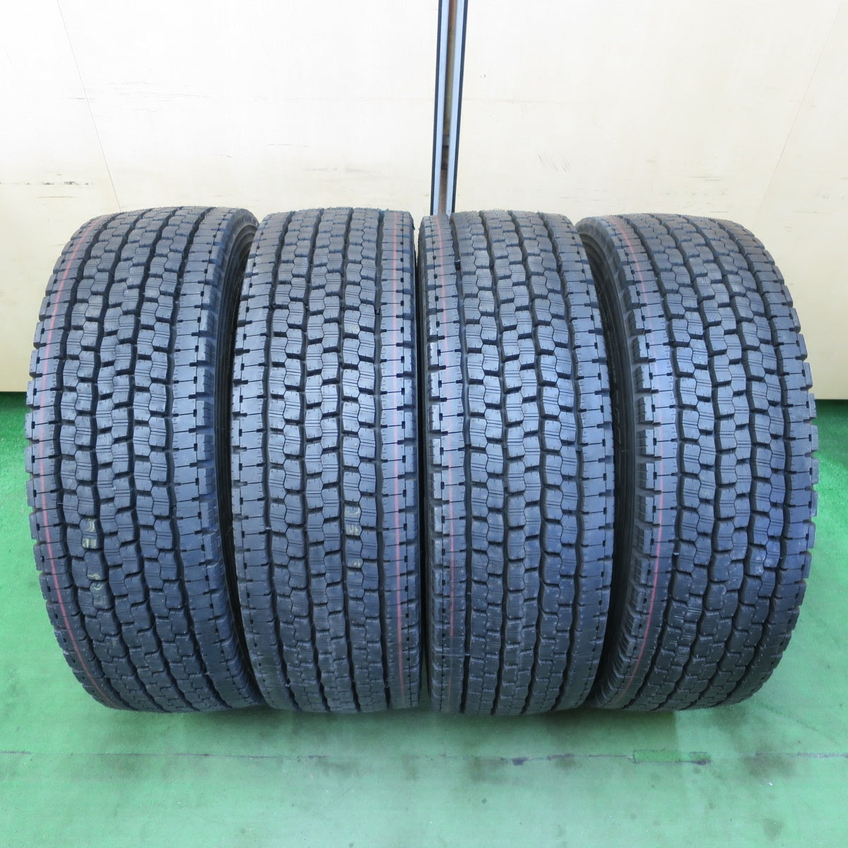 未使用!23年★トラック タイヤ 245/70R19.5 136/134J スタッドレス ブリヂストン W999 19.5インチ★5041215イスタ