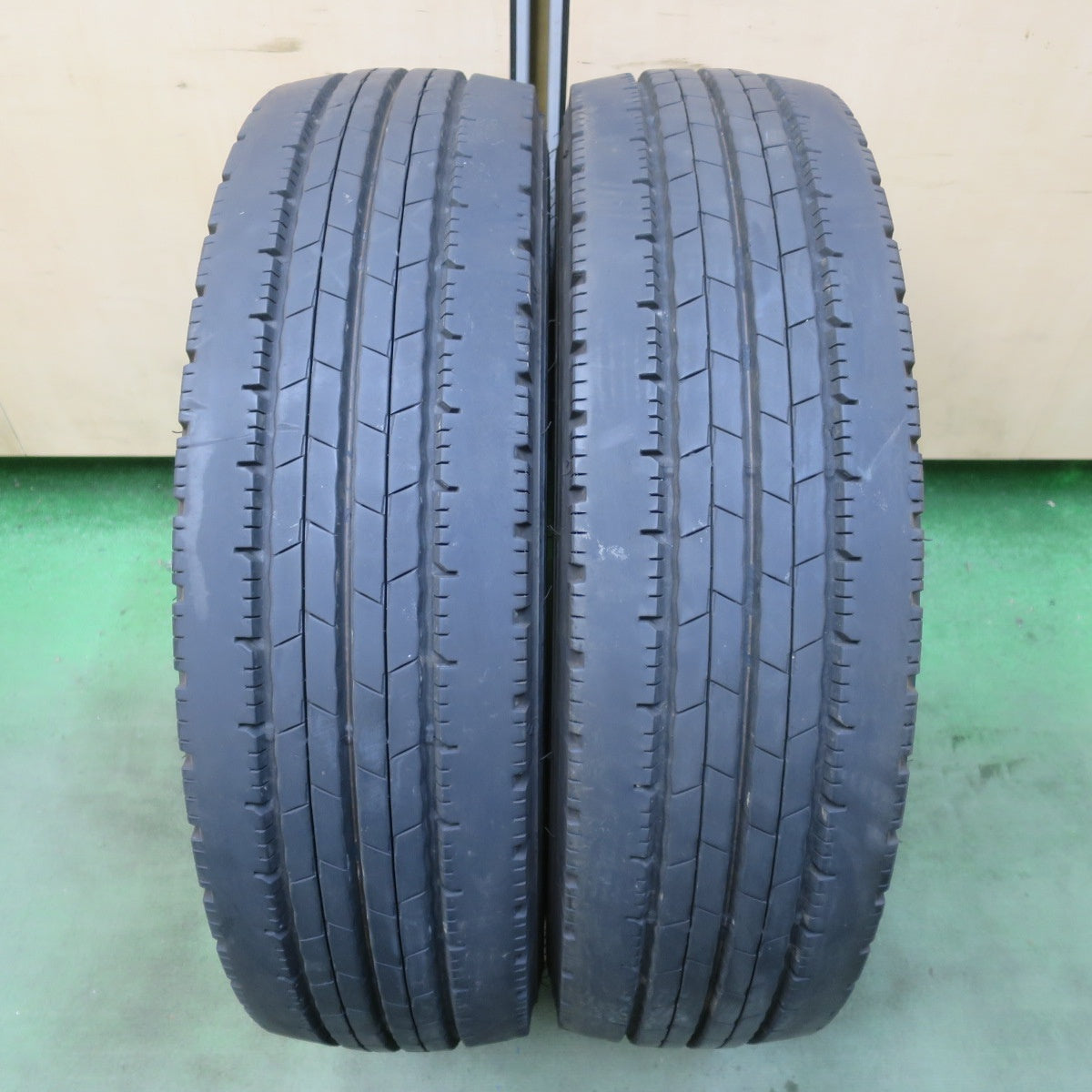 バリ溝!23年!8.5分!2本◎トラック タイヤ 205/70R17.5 115/113L ダンロップ エナセーブ SPLT 50 M 17.5インチ◎6101610イノタ