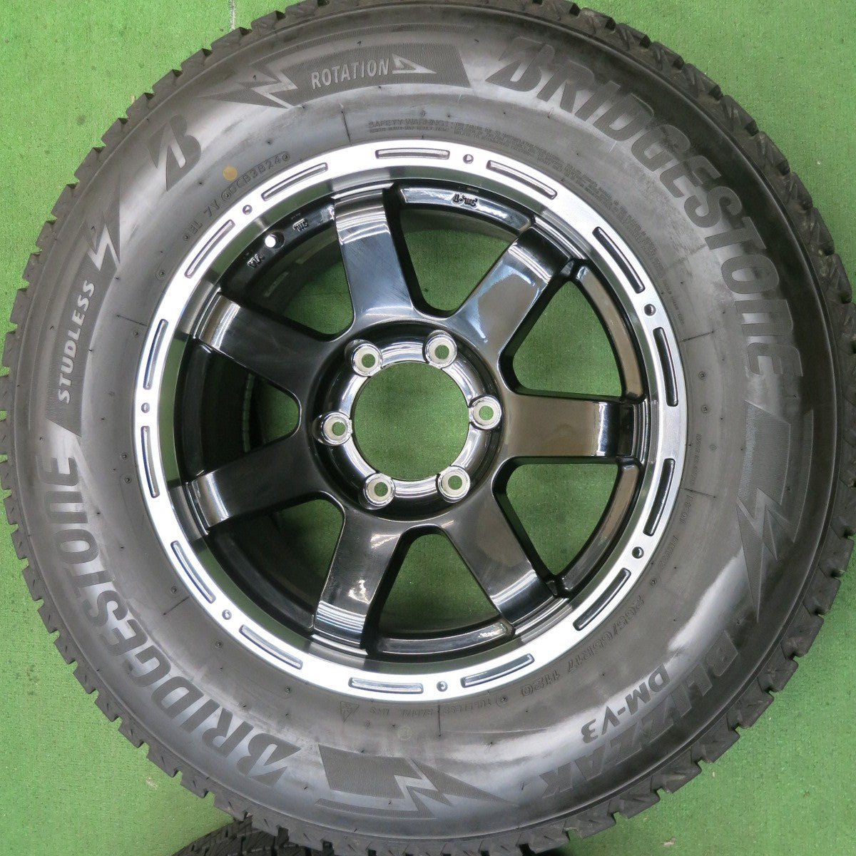 バリ溝!24年!キレイ!9.5分以上★スタッドレス 265/65R17 ブリヂストン ブリザック DM-V3 MAD CROSS MC-76 マッドクロス 17インチ PCD139.7/6H★5091403HAス