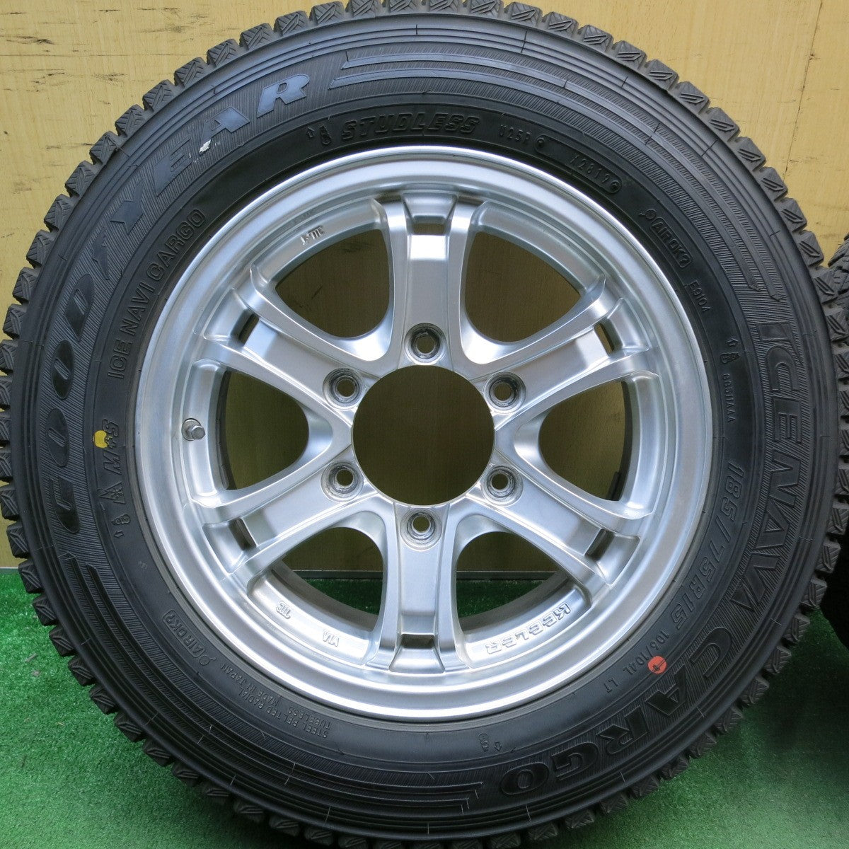 バリ溝!キレイ!9分★KEELER FORCE 185/75R15 106/104L スタッドレス グッドイヤー アイスナビ カーゴ キーラー フォース 15インチ PCD139.7/6H★5092513HAス