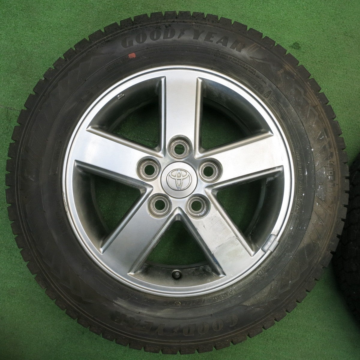 バリ溝!22年!8.5分★トヨタ 60系 ノア ヴォクシー 純正 195/65R15 スタッドレス グッドイヤー アイスナビ8 15インチ PCD114.3/5H★5050401NJス