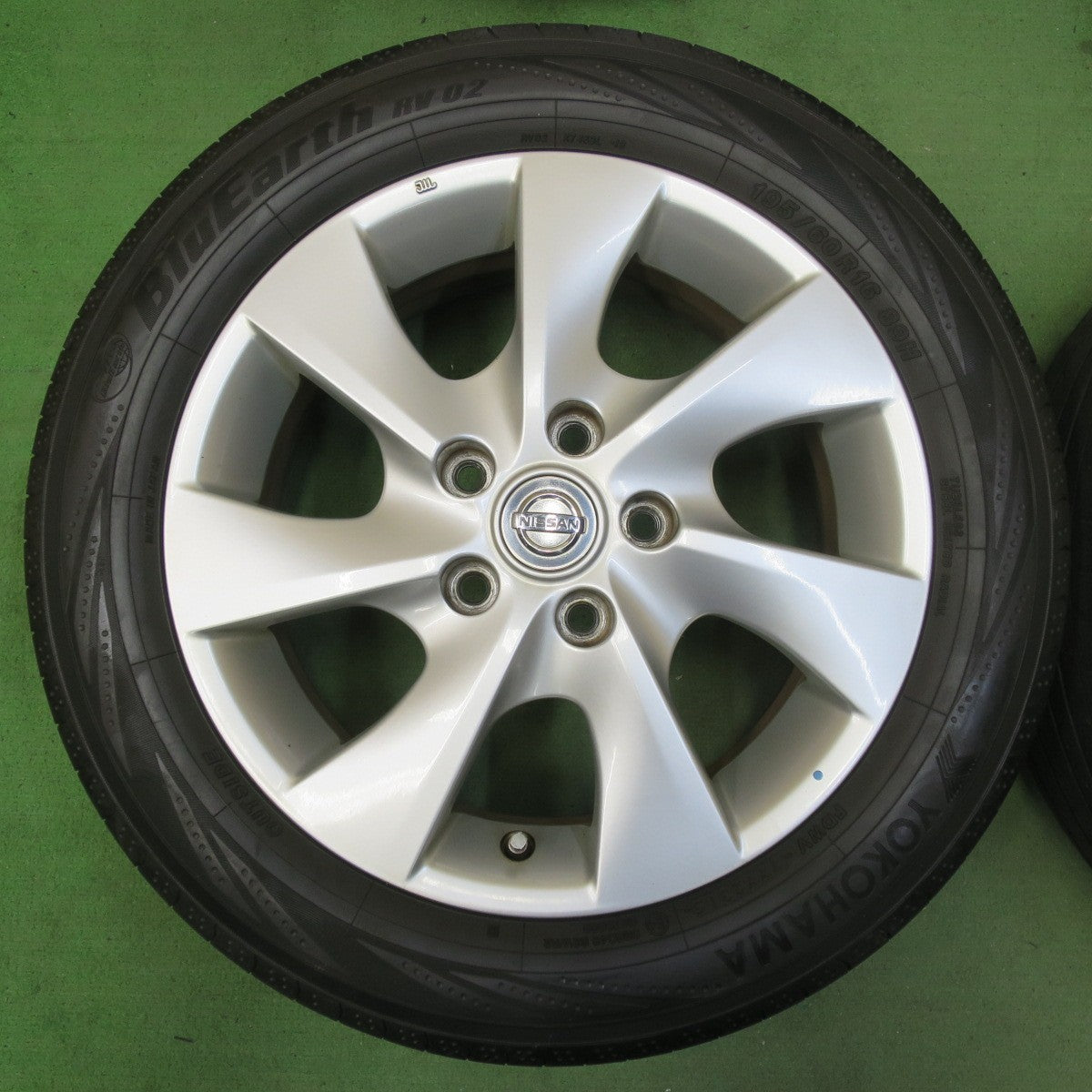 キレイ★日産 C26 セレナ ハイウェイスター 純正 195/60R16 ヨコハマ ブルーアース RV-02 16インチ PCD114.3/5H★5052909イノ