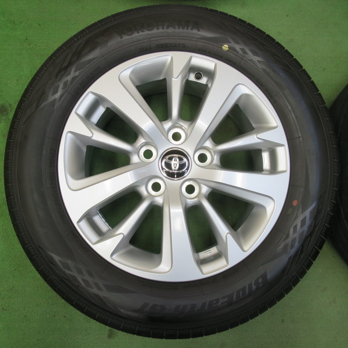新車外し!25年★トヨタ ヤリス クロス 純正 205/65R16 ヨコハマ BluEarth-GT AE51 ブルーアース 16インチ PCD114.3/5H★5100607イノ