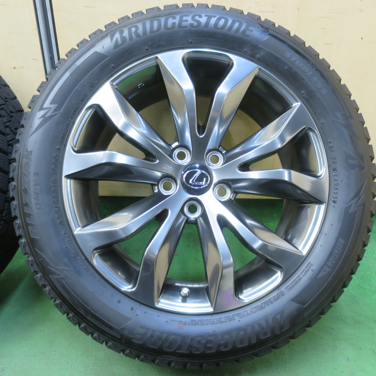 センサー付!バリ溝!23年!キレイ!9分★レクサス NX Fスポーツ 純正 235/55R18 スタッドレス ブリヂストン ブリザック DM-V3 18インチ PCD114.3/5H★5092609イス