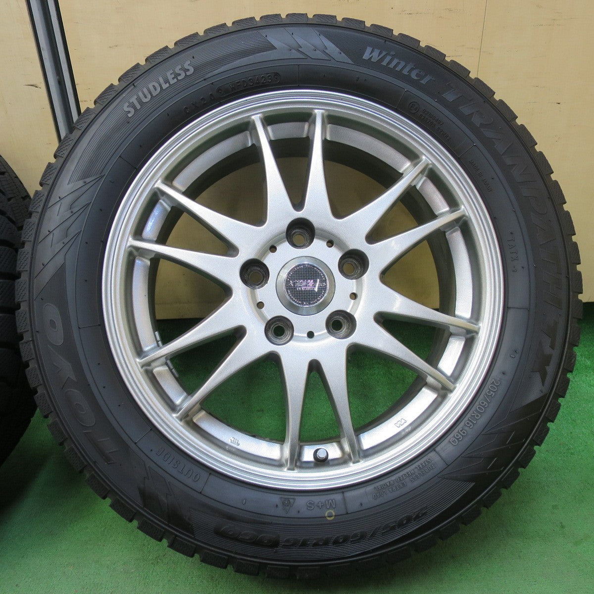 バリ溝!23年!9.5分★スタッドレス 205/60R16 トーヨー ウインター トランパス TX X CROSS SPEED PREMIUM 16インチ PCD114.3/5H★5051312イス