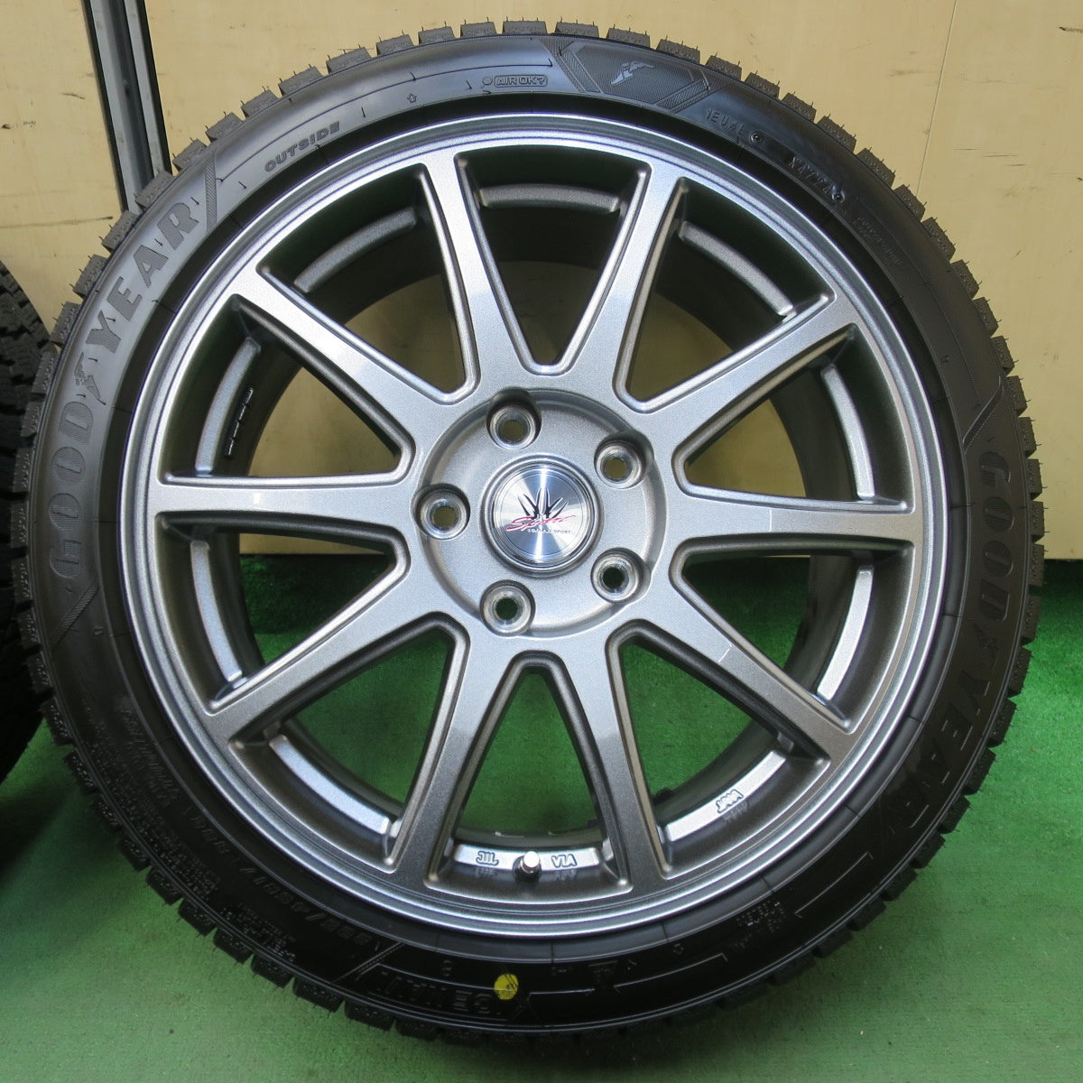 ほぼ未使用!24年!美品★LOXARNY SPORT 205/45R17 スタッドレス グッドイヤー アイスナビ8 ロクサーニ スポーツ 17インチ PCD114.3/5H★5103017イス