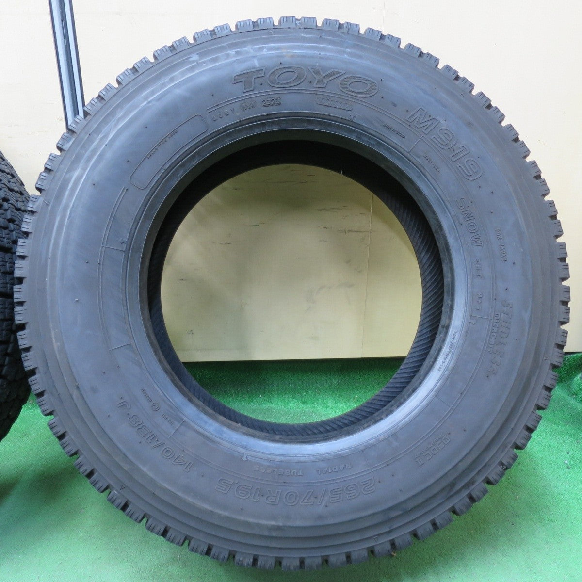 バリ溝!23年!9.5分!2本★トラック タイヤ 265/70R19.5 140/138J スタッドレス トーヨー M919 19.5インチ★5010608イスタ
