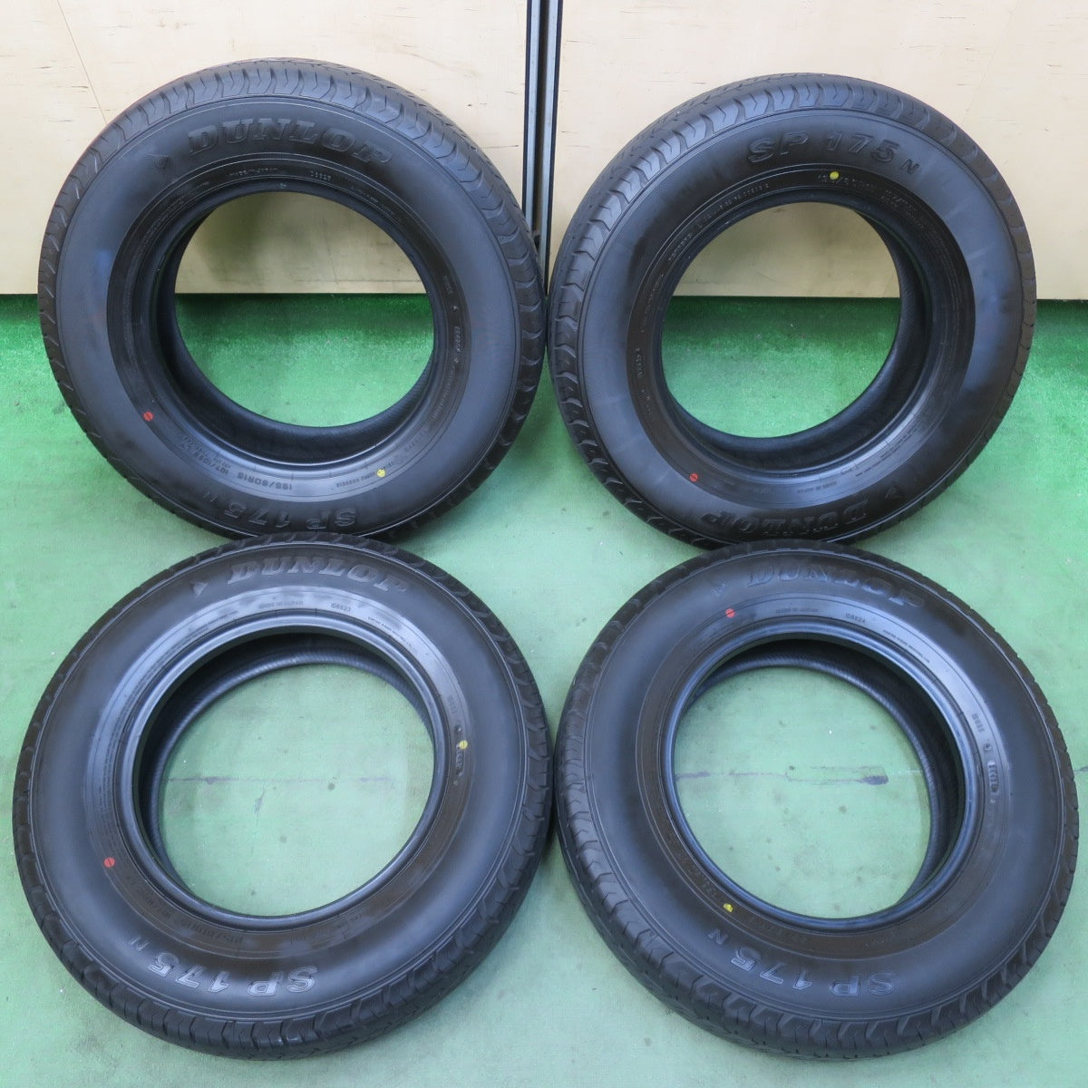新車外し!25年★195/80R15 107/105S ダンロップ SP175N タイヤ 15インチ ハイエース レジアスエース キャラバン 等★5120604イノタ