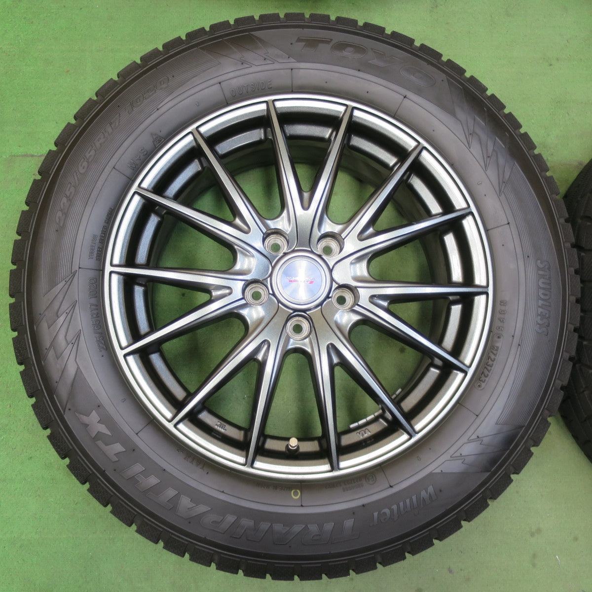 バリ溝!23年!キレイ!9.5分★スタッドレス 225/65R17 トーヨー ウインター トランパス TX VELVA SPORTZ ヴェルヴァ 17インチ PCD114.3/5H★5082101イス
