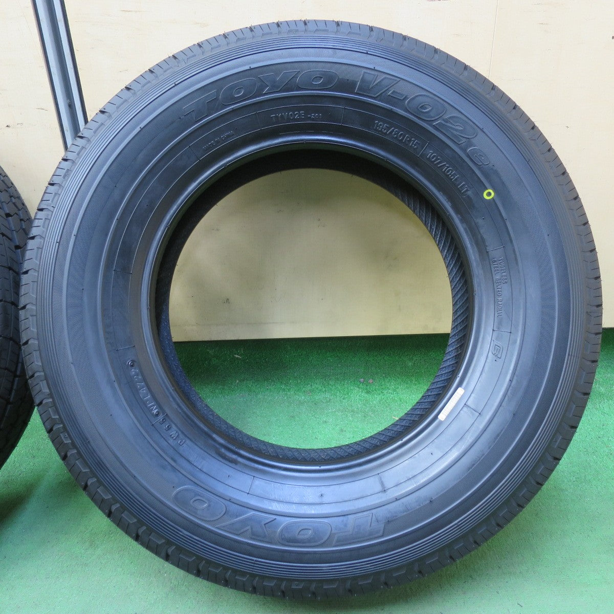 未使用!22年★195/80R15 107/105L トーヨー V-02e タイヤ 15インチ ハイエース キャラバン 等★5091108イノタ