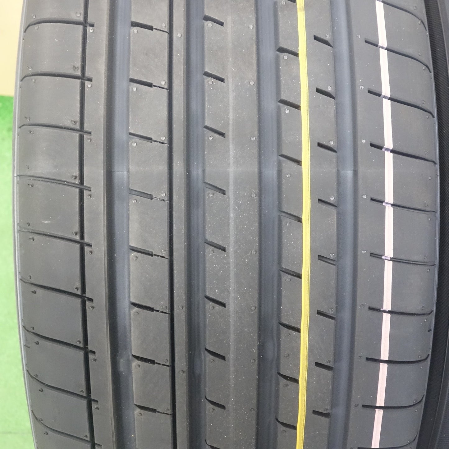 未使用!25年★235/60R18 ヨコハマ アドバン V61 タイヤ 18インチ レクサス NX RX ハリアー RAV4 CX-80 CX-60 等★6042205KTノタ