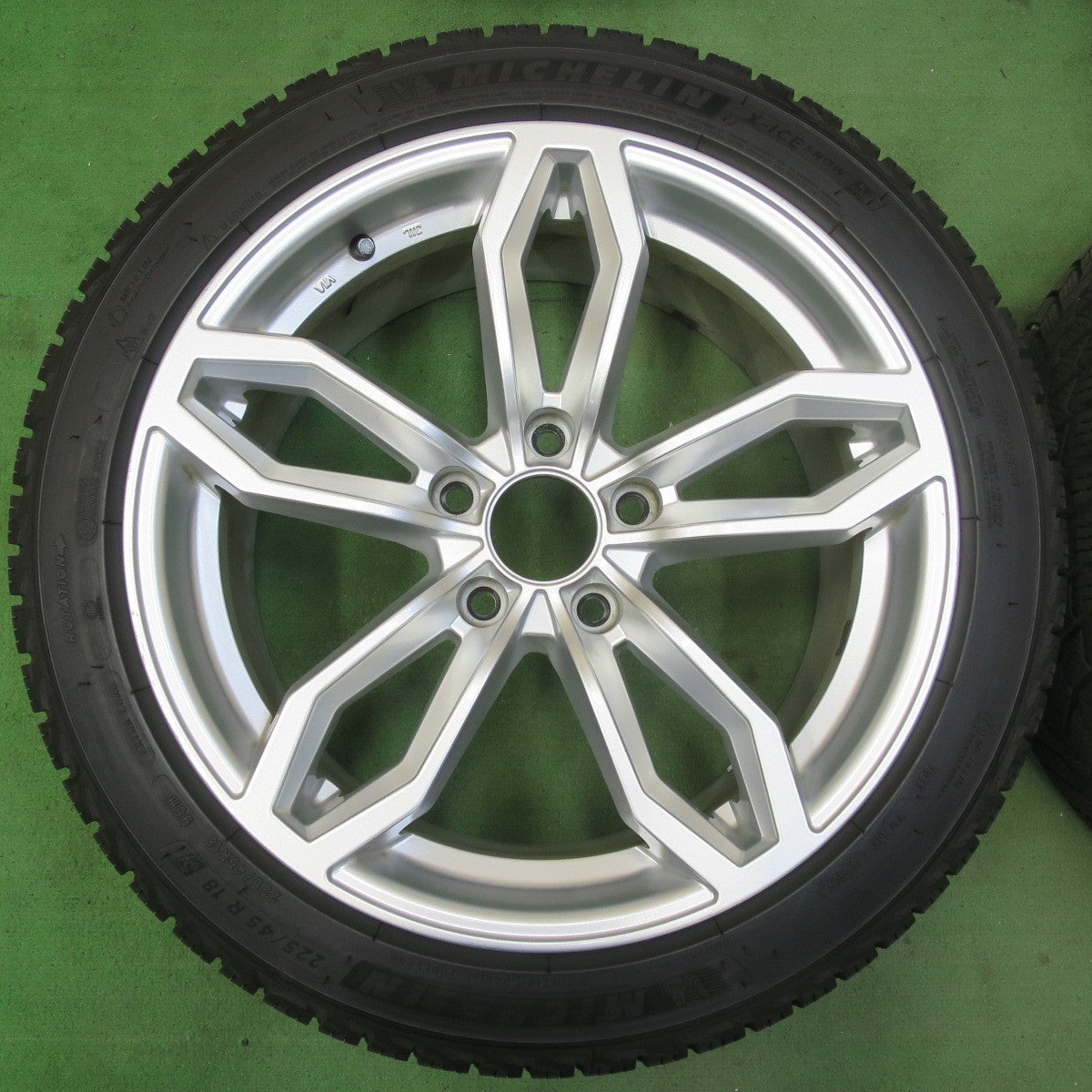 バリ溝!22年!9.5分★BMW 等 AGA TAS WELT 225/45R18 スタッドレス ミシュラン X-ICE SNOW 18インチ ヴェルト PCD120/5H★5061804イス