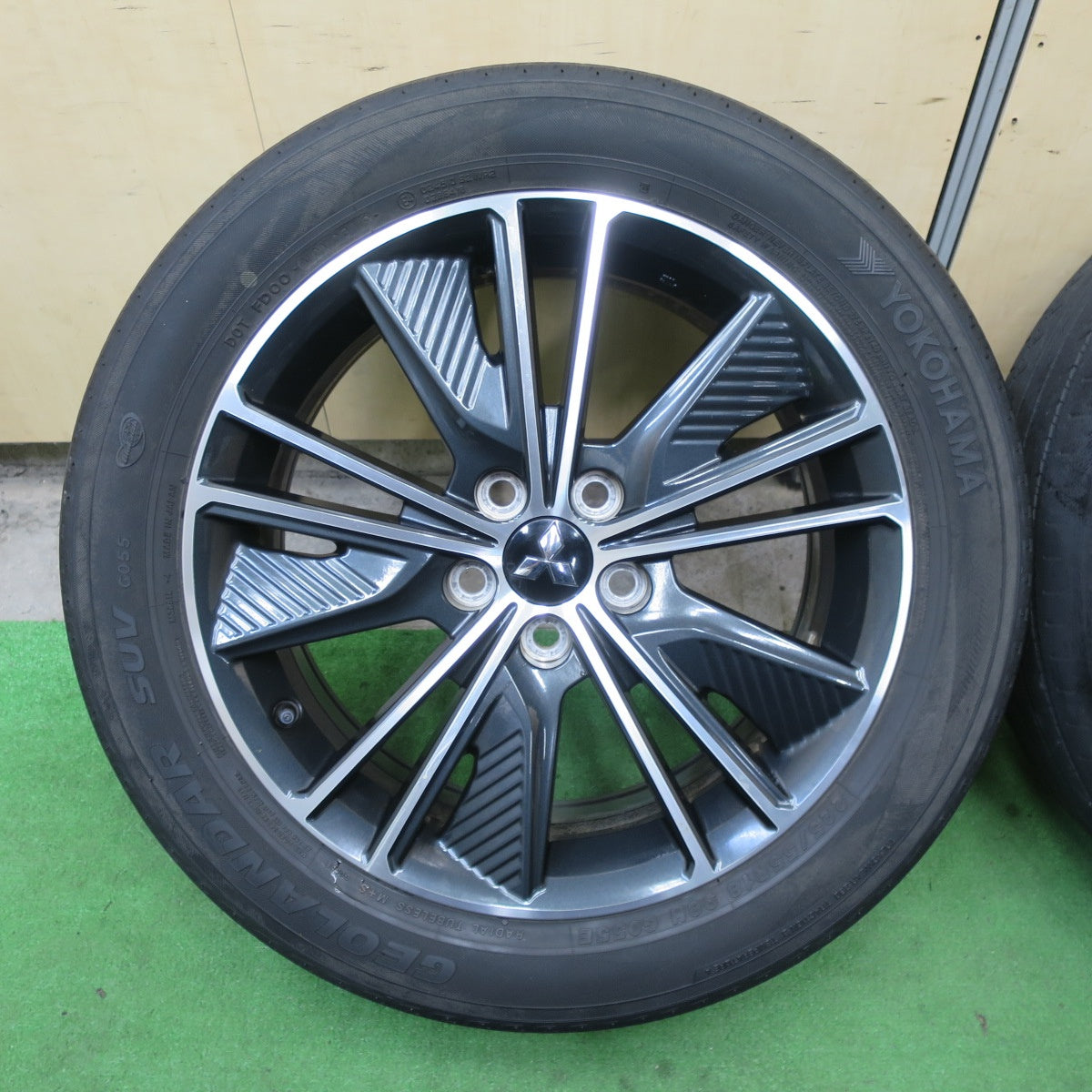 キレイ★三菱 デリカ D:5 アーバンギア 純正 225/55R18 ヨコハマ ジオランダー SUV G055 G055E 18インチ D5 PCD114.3/5H★5090201TTノ