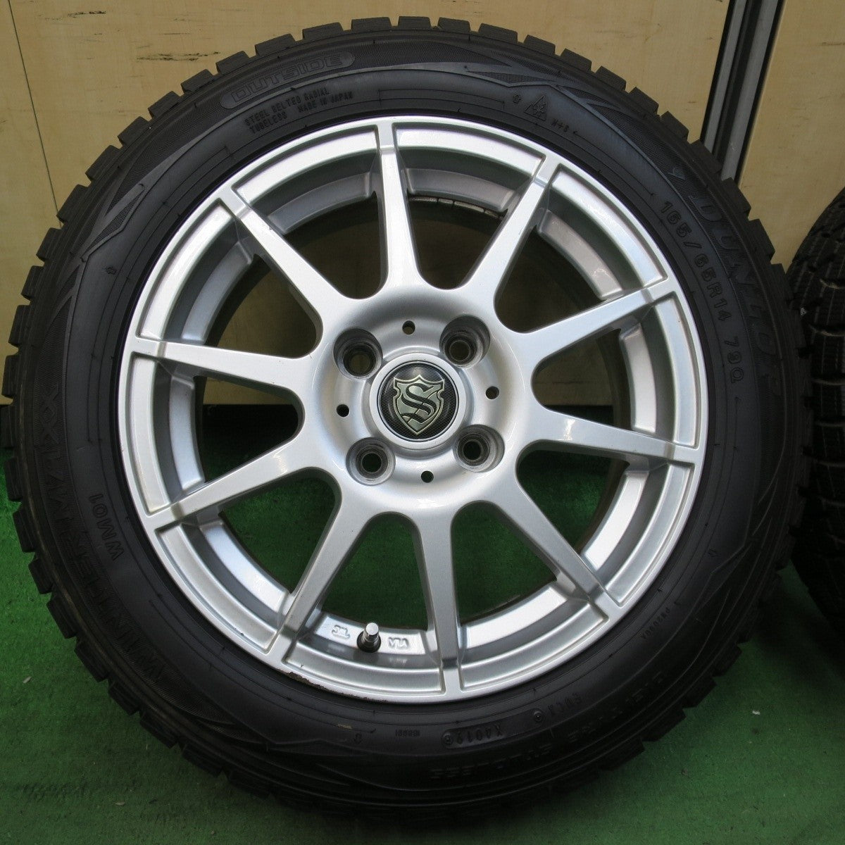 バリ溝!キレイ!9.5分以上★スタッドレス 165/65R14 ダンロップ ウインターマックス WM01 社外 アルミ 14インチ PCD100/4H★5021119イス