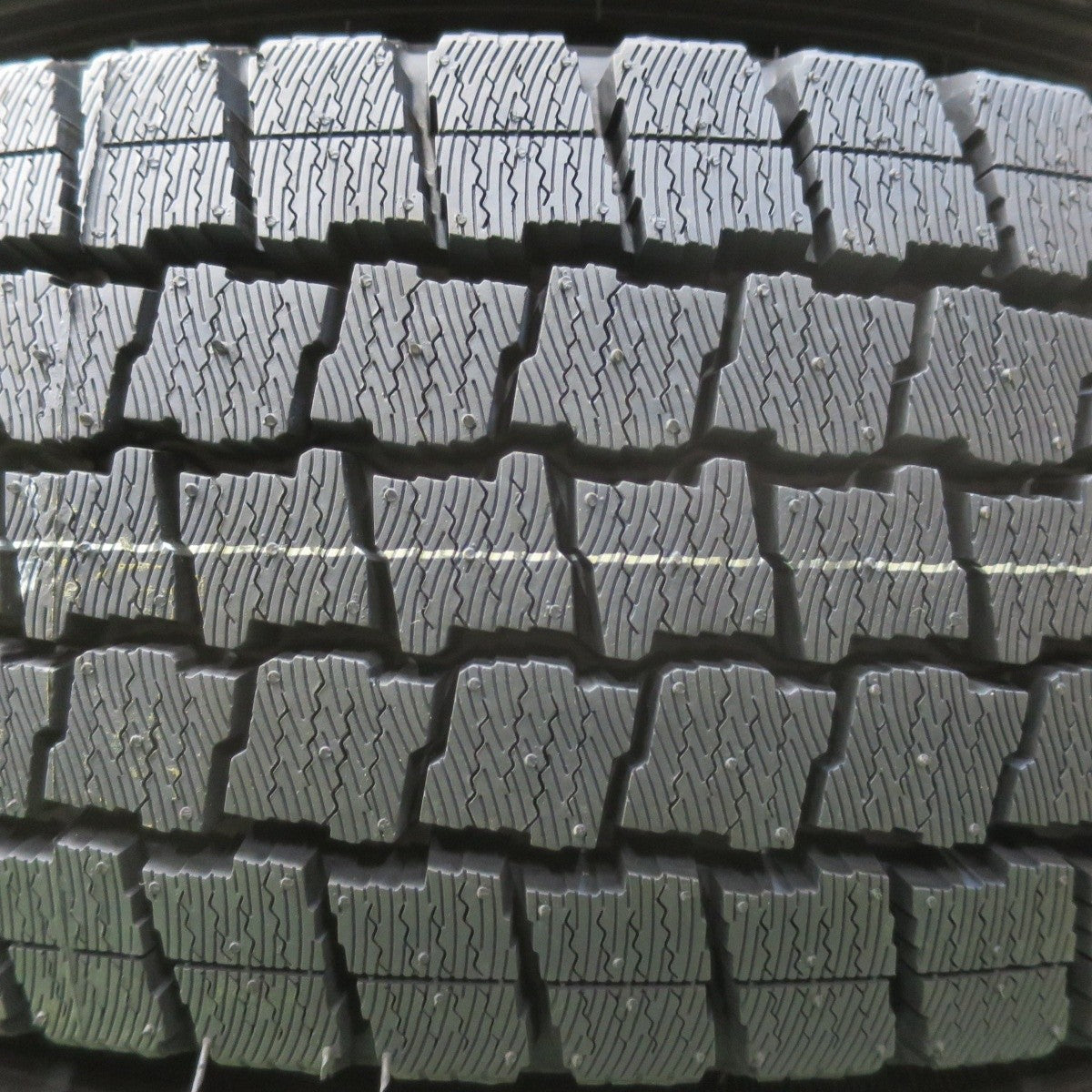 未使用!24年★ハイエース 等 195/80R15 107/105L スタッドレス グッドイヤー アイスナビ カーゴ DELF FLEX 15インチ PCD139.7/6H★5022415イス