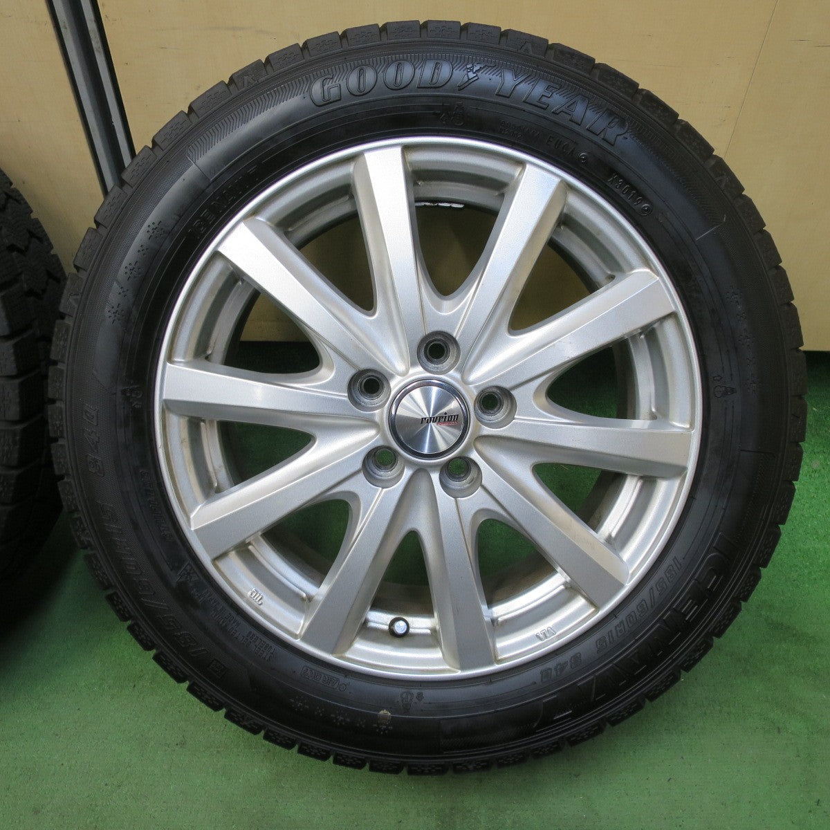 バリ溝!キレイ!9.5分★シエンタ 等 185/60R15 スタッドレス グッドイヤー アイスナビ7 ravrion RS01 ラブリオン 15インチ PCD100/5H★5092504TTス