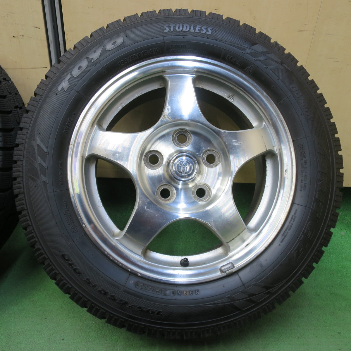バリ溝!23年!9.5分以上★トヨタ ヴォクシー ノア 純正 195/65R15 スタッドレス トーヨー オブザーブ ガリット GIZ 15インチ PCD114.3/5H★5093013イス