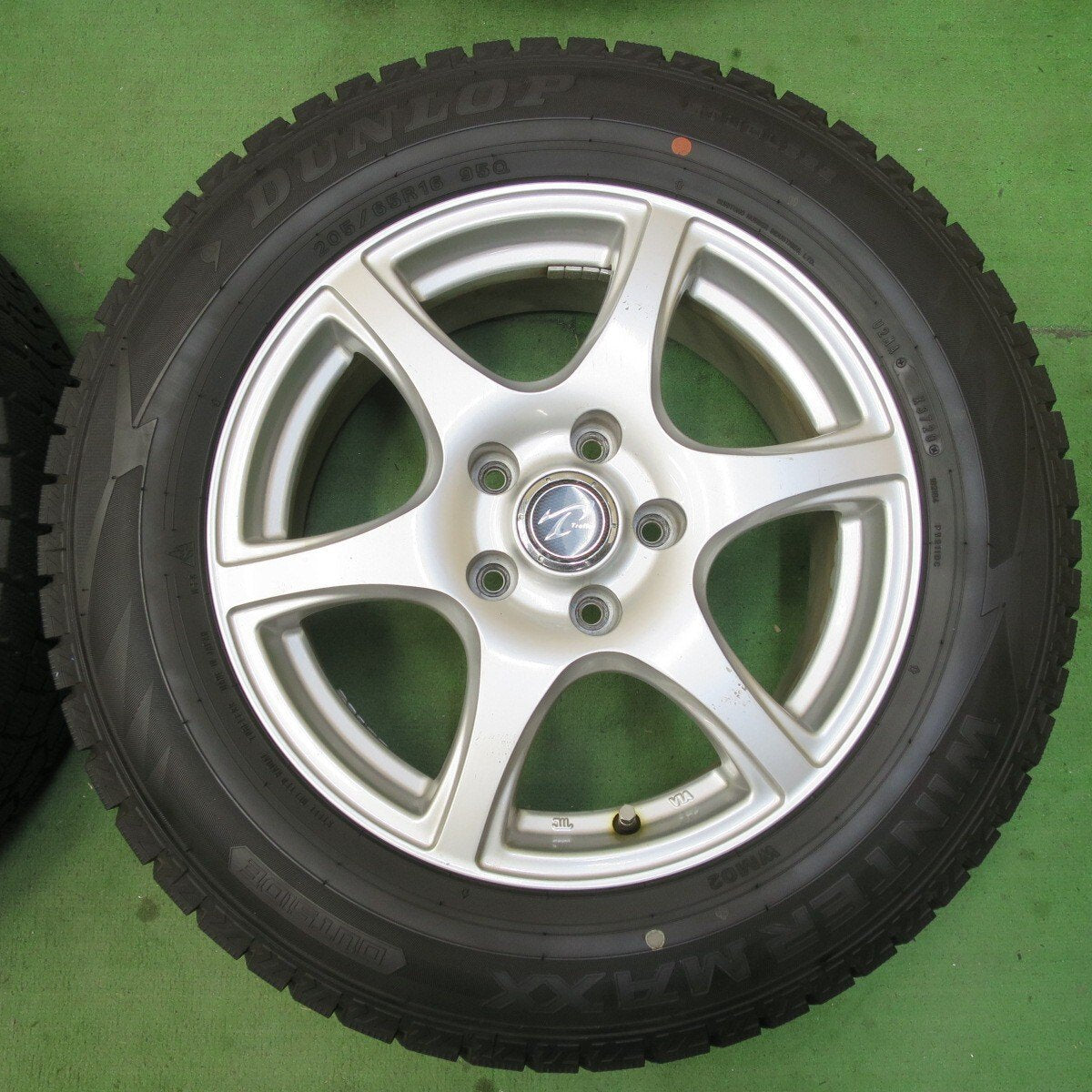 バリ溝!9.5分以上★スタッドレス 205/65R16 ダンロップ ウインターマックス WM02 Treffer トレファー 16インチ PCD114.3/5H★5040705イス