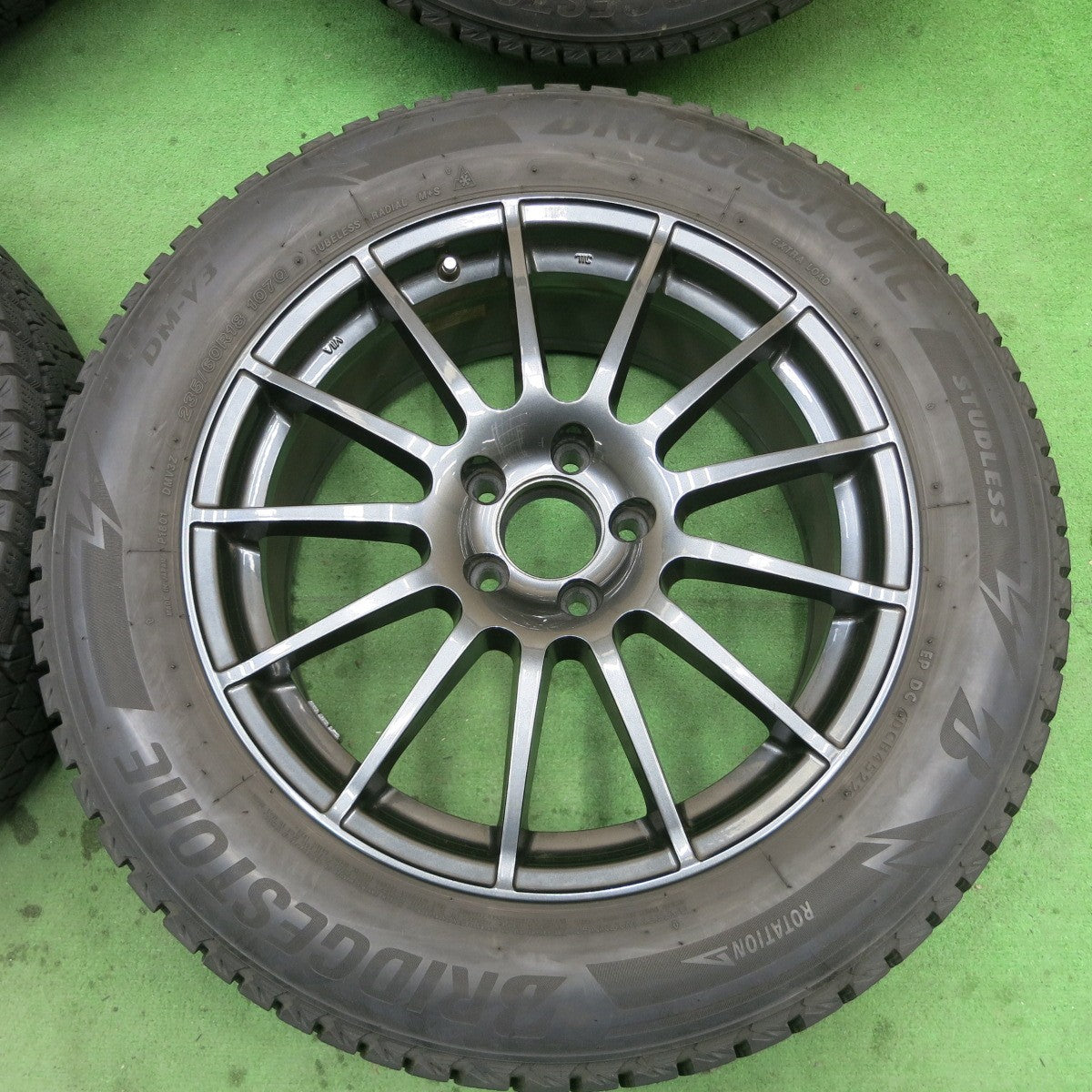 バリ溝!22年!キレイ!9.5分★ベンツ 等 IRVINE 235/60R18 スタッドレス ブリヂストン ブリザック DM-V3 アーヴィン 18インチ PCD112/5H★5050205ナス