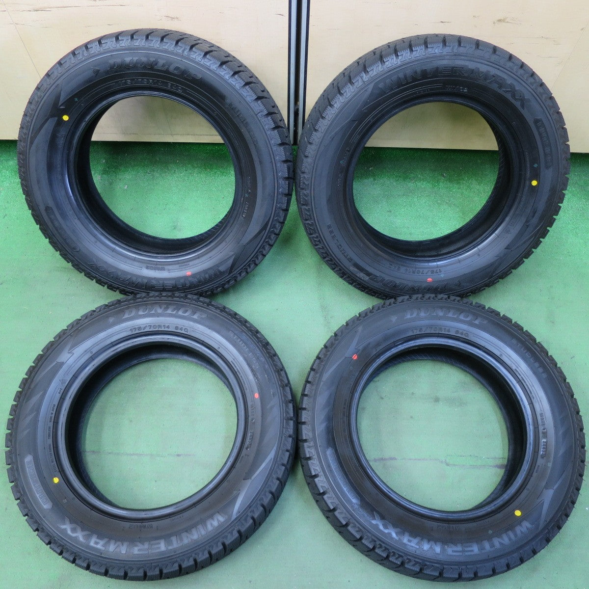 ほぼ未使用!23年★スタッドレス 175/70R14 ダンロップ ウインターマックス WM02 タイヤ 14インチ ヴィッツ ヤリス シエンタ ポルテ 等★5052901イスタ