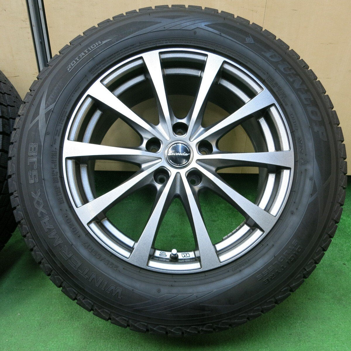 バリ溝!キレイ!9分★スタッドレス 225/65R17 ダンロップ ウインターマックス SJ8 Exceeder PCD114.3/5H★4052002イス