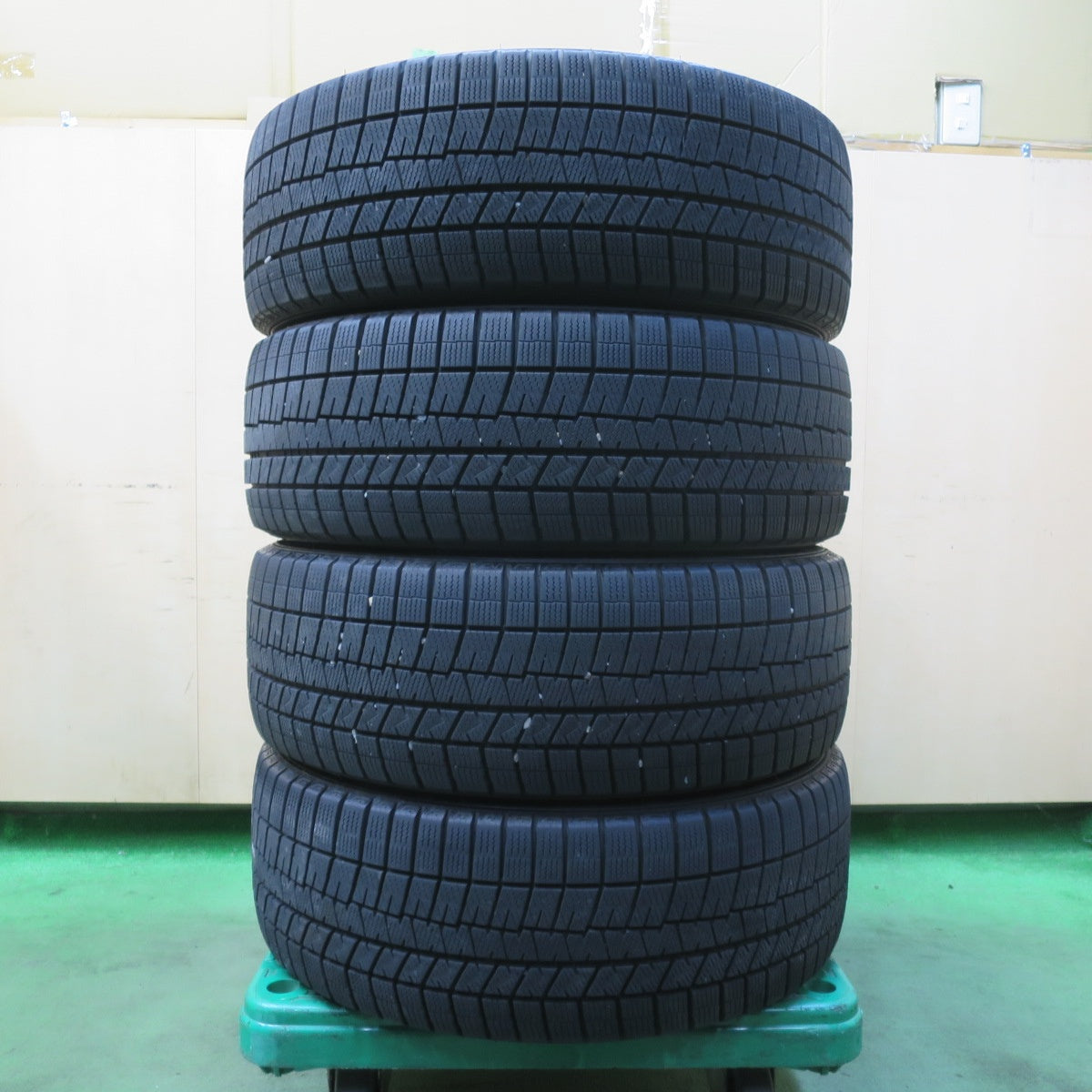 バリ溝!21年!キレイ!9.5分★マツダ3 ファストバック 純正 215/45R18 スタッドレス ダンロップ ウインターマックス 03 18インチ PCD114.3/5H★5112815イス