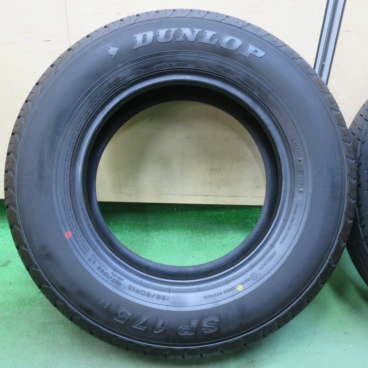 新車外し!25年★195/80R15 107/105S ダンロップ SP175N タイヤ 15インチ ハイエース レジアスエース キャラバン 等★5120604イノタ