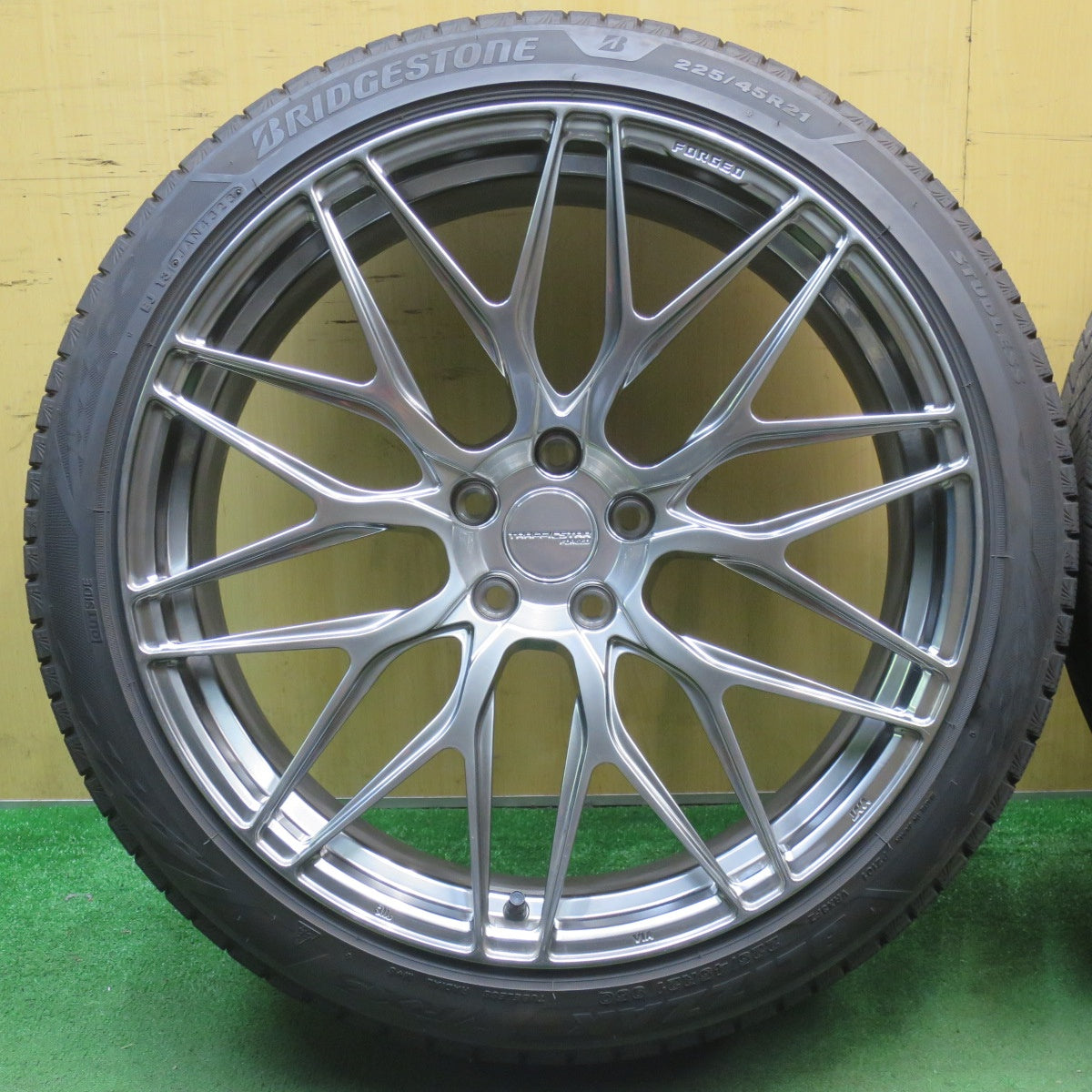 バリ溝!23年!キレイ!9.5分★TRAFFICSTAR FORGED 225/45R21 スタッドレス ブリヂストン ブリザック VRX3 トラフィックスター 鍛造 21インチ PCD114.3/5H★5100203NJス