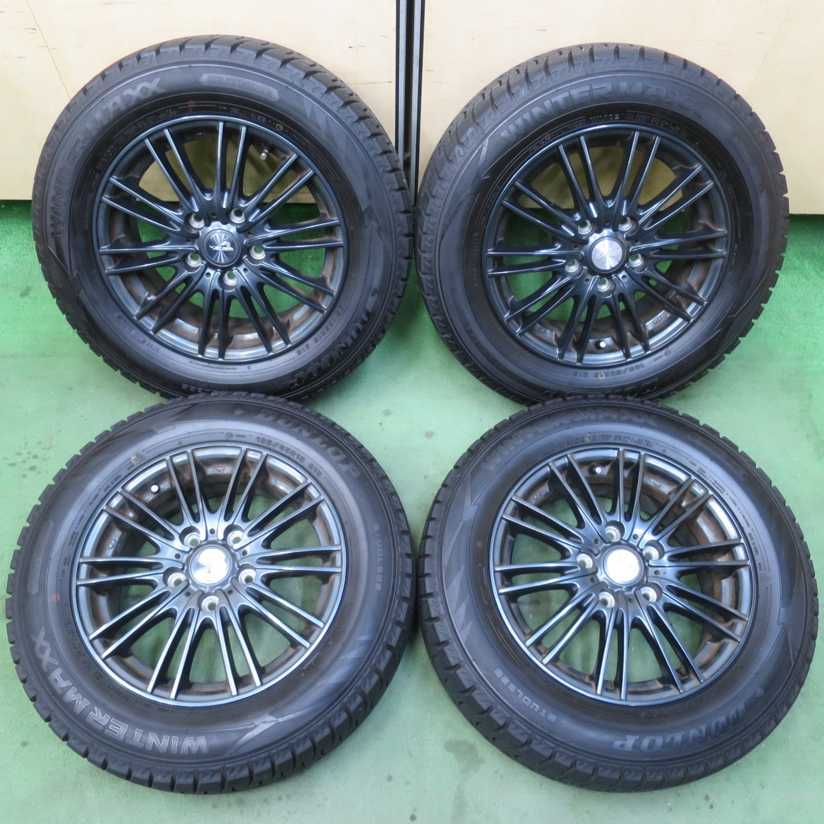 バリ溝!22年!ほぼ10分★スタッドレス 195/65R15 ダンロップ ウインターマックス WM02 VELVA AGUDO ヴェルヴァ アグード 15インチ PCD114.3/5H★6012901イス