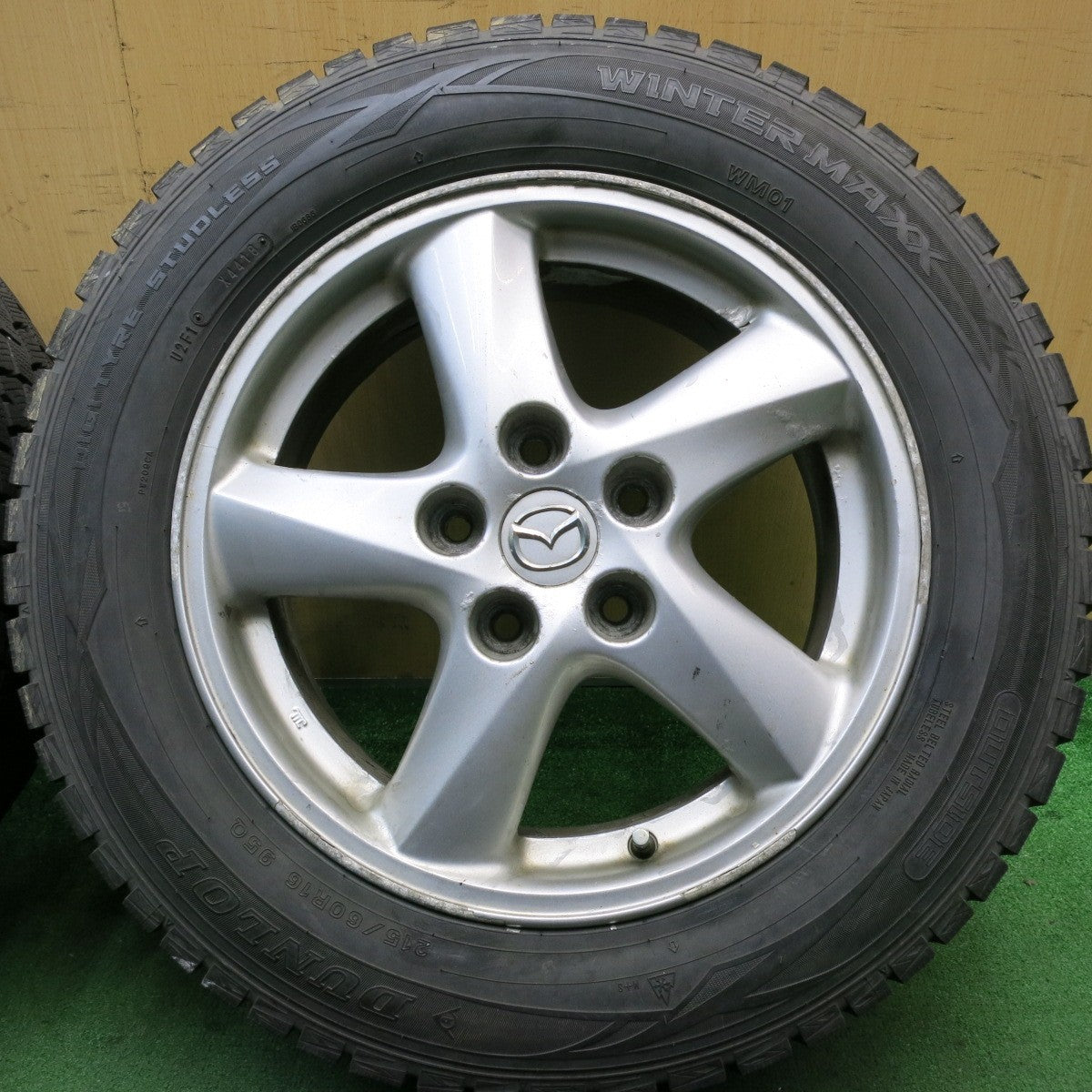 バリ溝!9.5分以上★マツダ MPV 純正 215/60R16 スタッドレス ダンロップ ウインターマックス WM01 16インチ PCD114.3/5H★5061204AKス