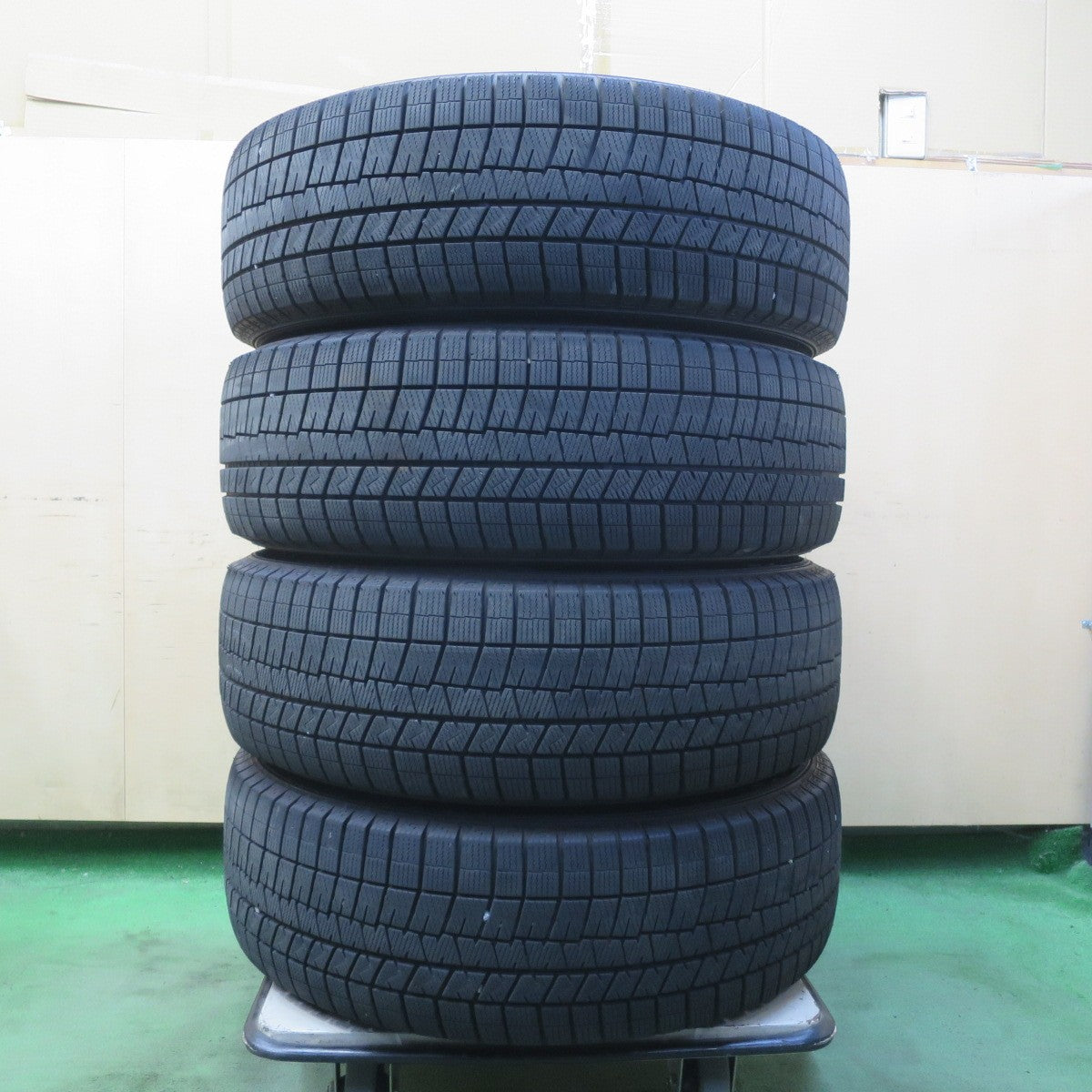 バリ溝!23年!キレイ!9.5分★スタッドレス 225/55R19 ダンロップ ウインターマックス 03 VELVA SPORTZ ヴェルヴァ 19インチ PCD114.3/5H★6040607イス