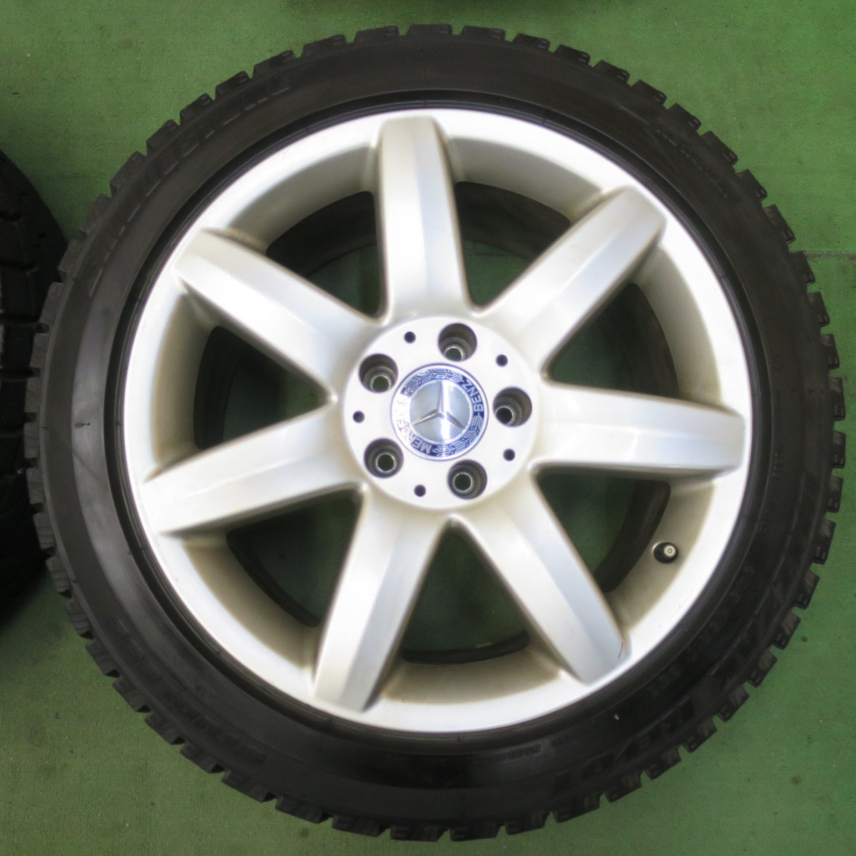 バリ溝!9.5分★ベンツ SLクラス R230 純正 245/45R17 スタッドレス ブリヂストン ブリザック REVO1 17インチ PCD112/5H★5100203イス