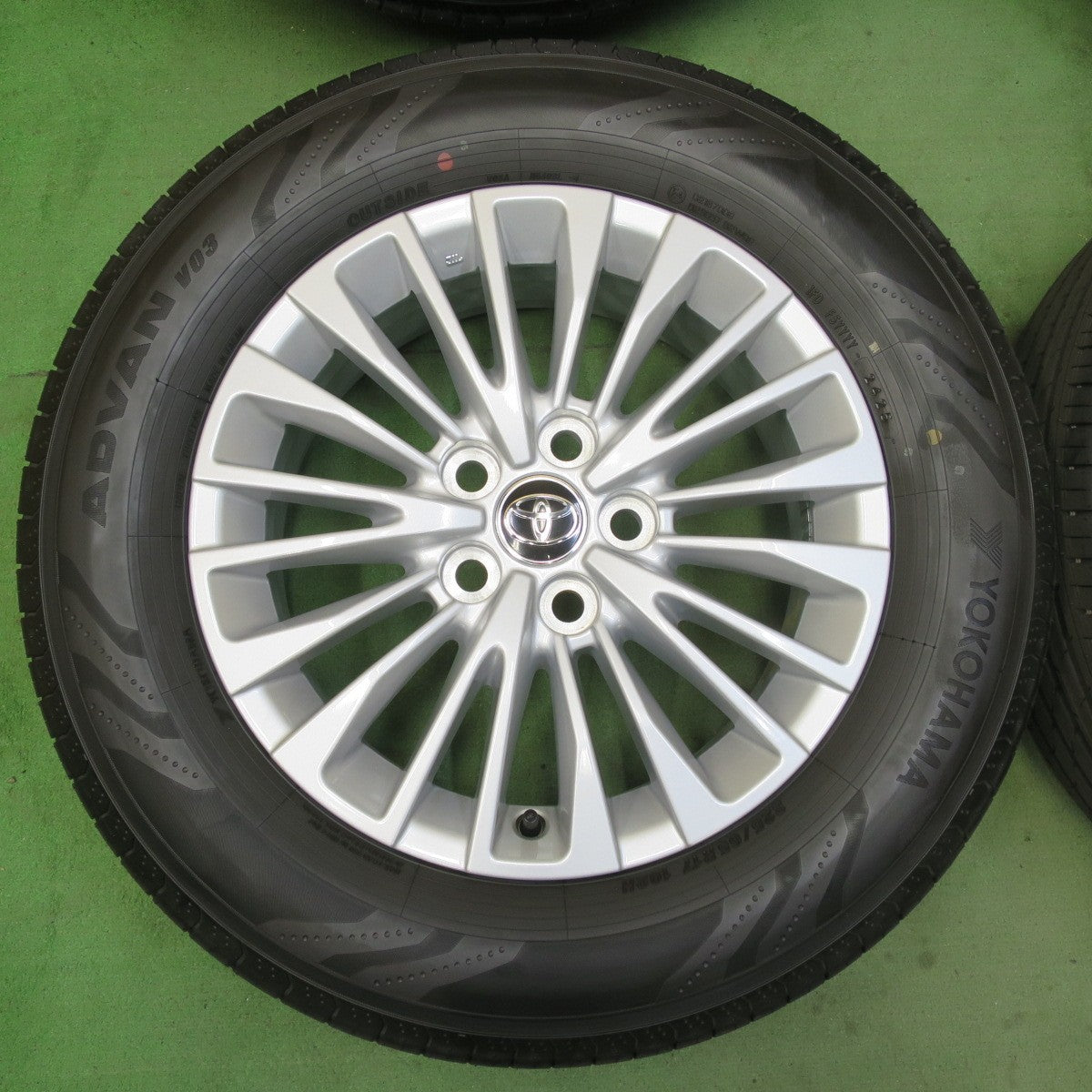 新車外し!25年★トヨタ 40系 アルファード ヴェルファイア 純正 225/65R17 ヨコハマ アドバン V03 17インチ PCD120/5H★5090104イノ