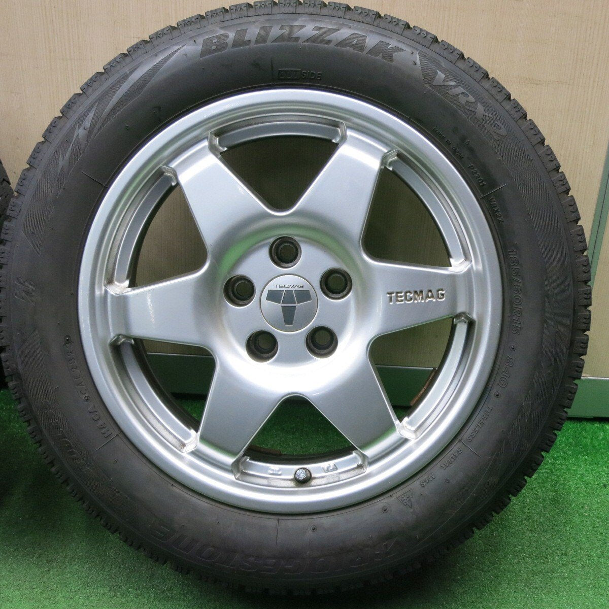 バリ溝 23年 8.5分★アウディ A1 等 185/60R15 スタッドレス ブリヂストン VRX2 TECMAG TARGA テクマグ PCD100/5H★4121803NJス
