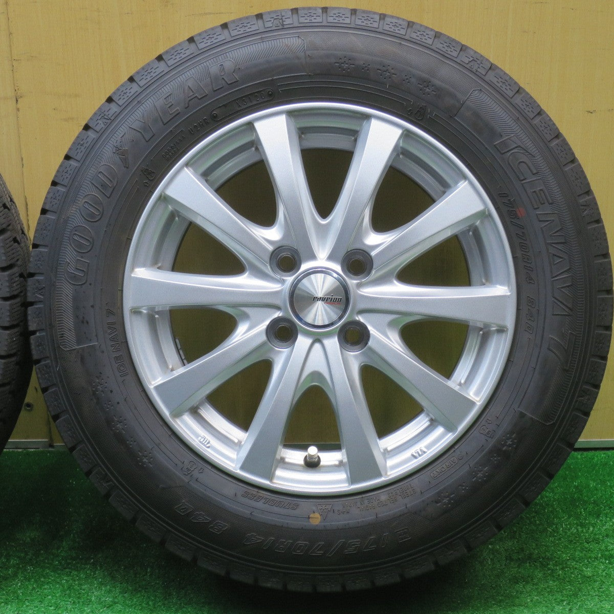 バリ溝!キレイ!9.5分★スタッドレス 175/70R14 グッドイヤー アイスナビ7 ravrion RS01 ラブリオン 14インチ PCD100/4H★5102804NJス
