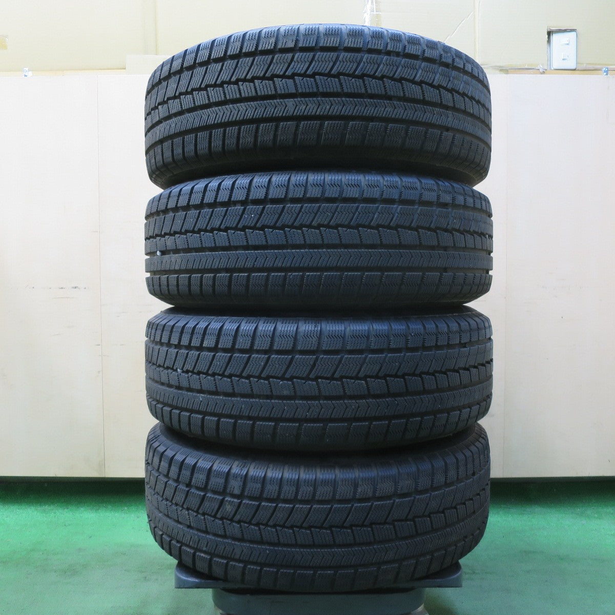 バリ溝!23年!キレイ!9.5分★スタッドレス 205/60R16 ハイフライ Win-turi 216 Verthandi ヴェルサンディ ヴェルザンディ 16インチ PCD114.3/5H★5081102イス